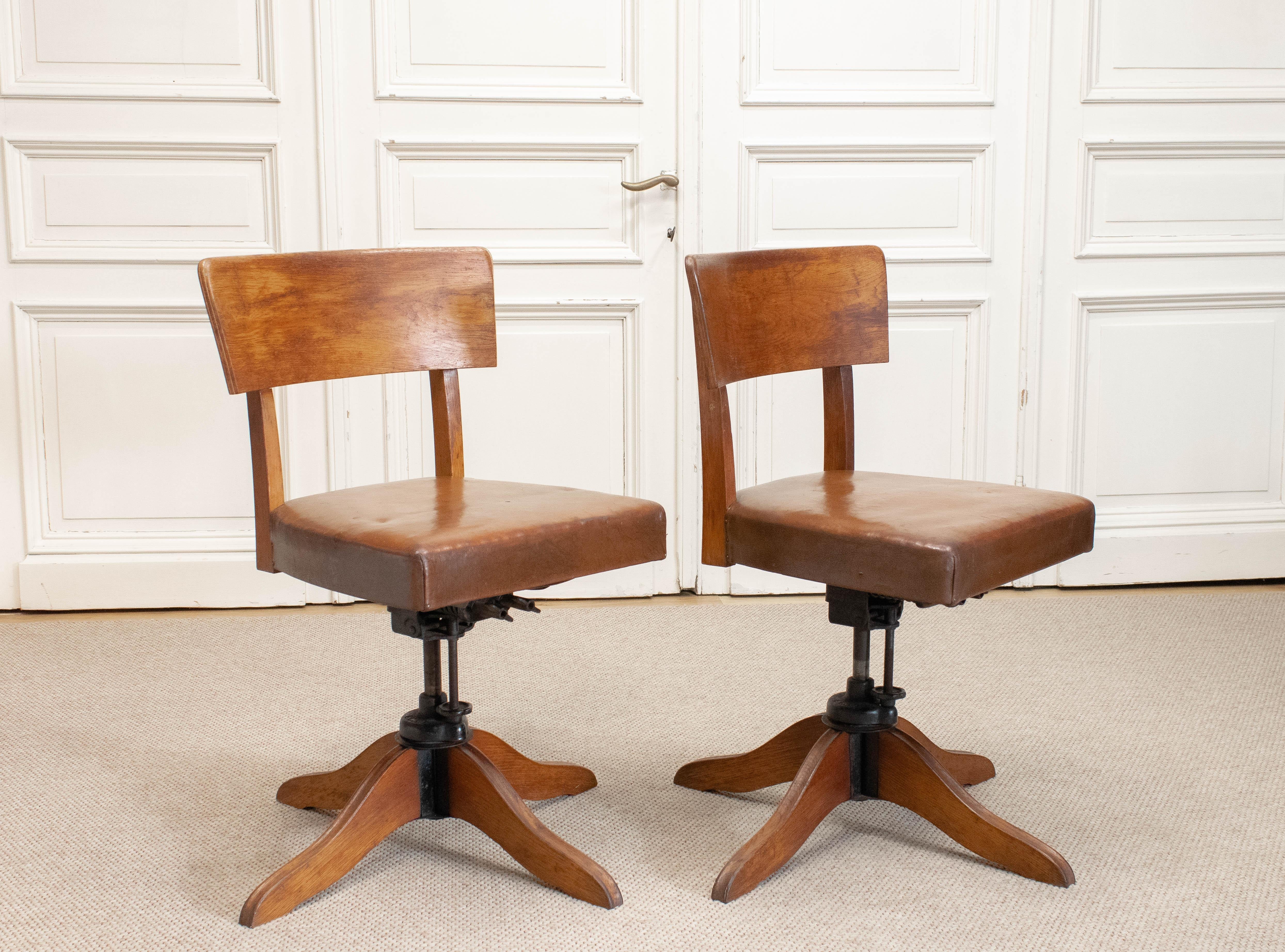 Milieu du XXe siècle 1940s, Paire de chaises de bureau réglables suédoises en Oak avec sièges en cuir par SMV en vente