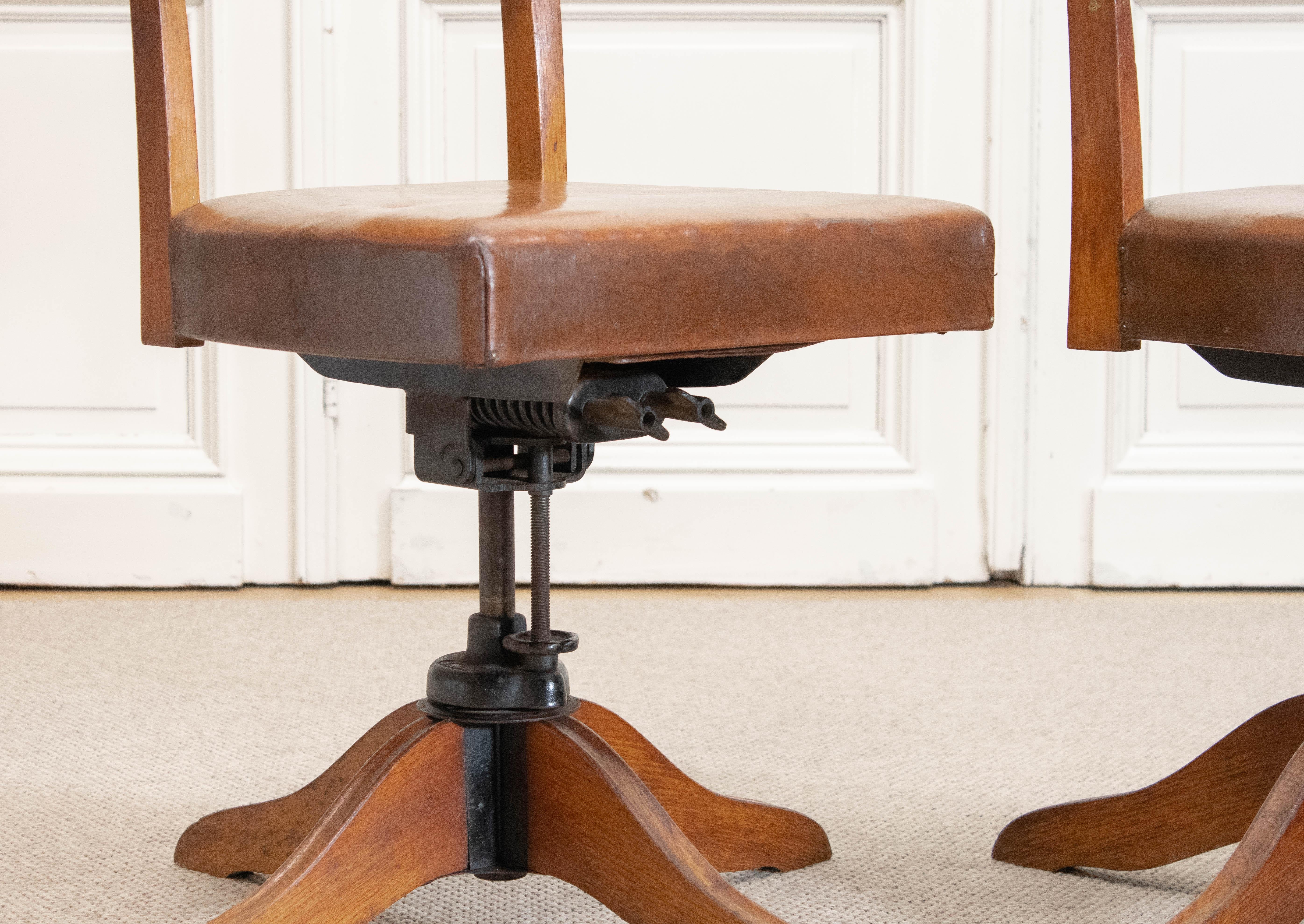 Métal 1940s, Paire de chaises de bureau réglables suédoises en Oak avec sièges en cuir par SMV en vente
