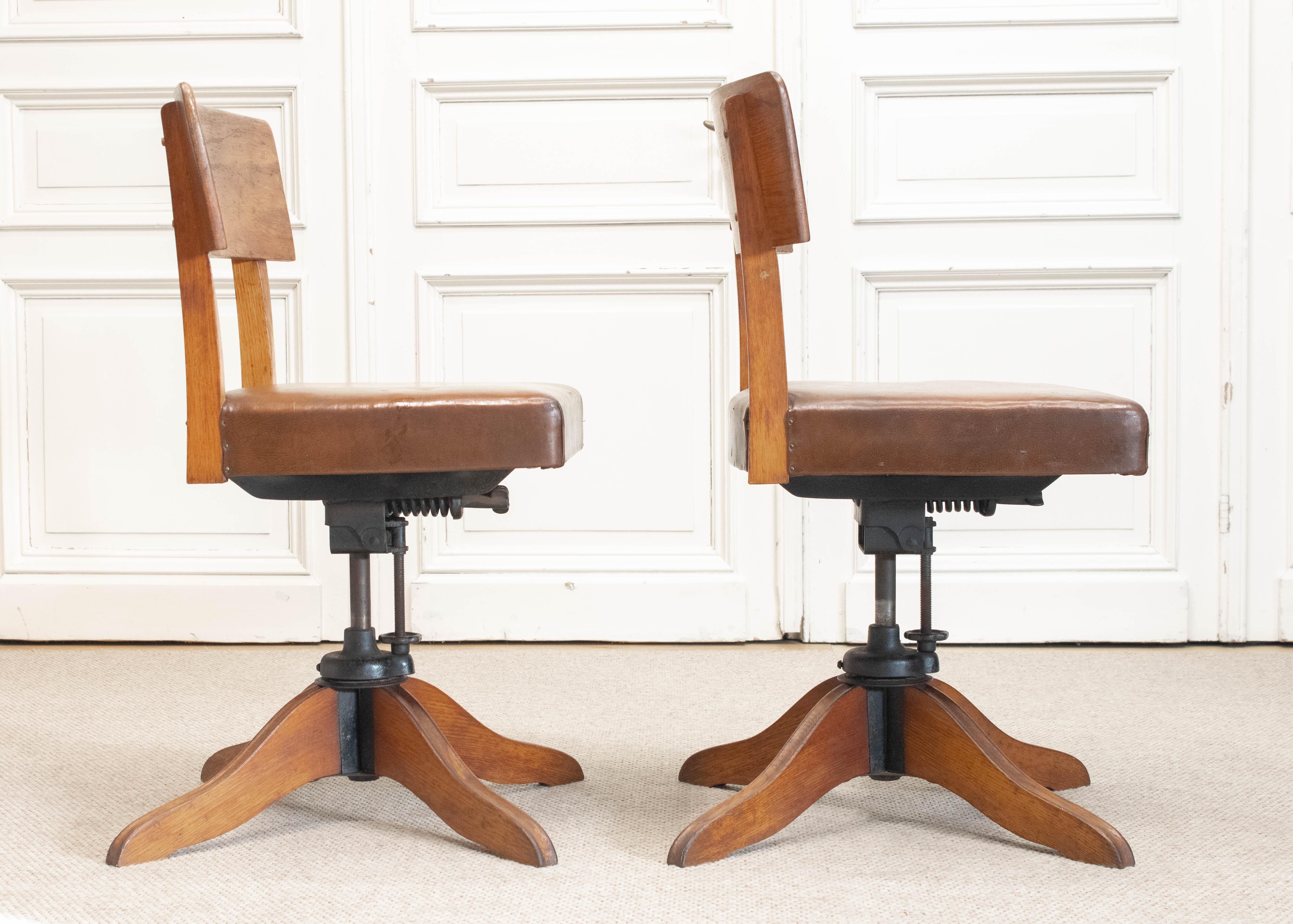 1940s, Paire de chaises de bureau réglables suédoises en Oak avec sièges en cuir par SMV en vente 1