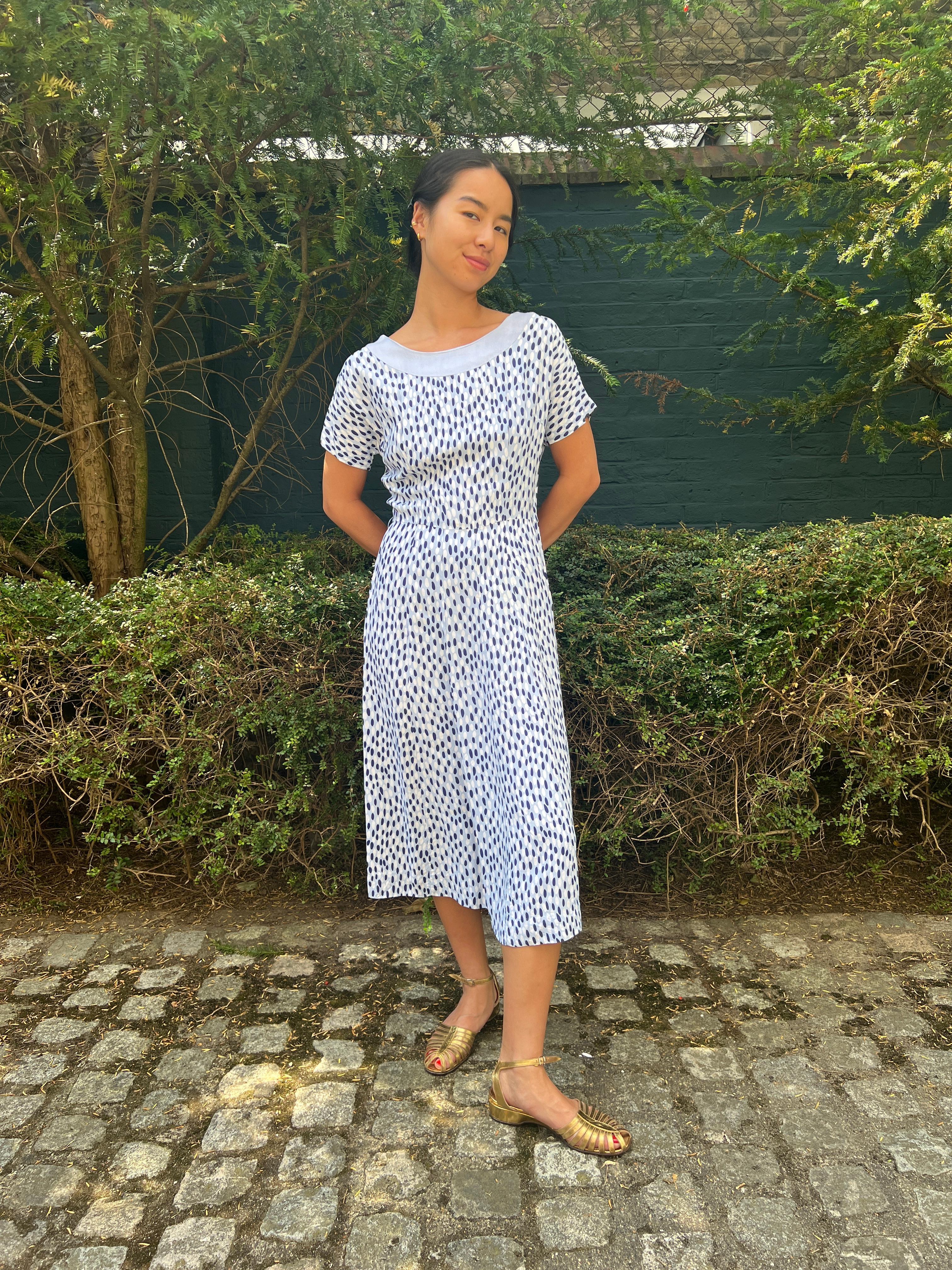 1940s Pale Blue Rayon Dress With Navy And White Pebble Print In Excellent Condition For Sale In London, GB