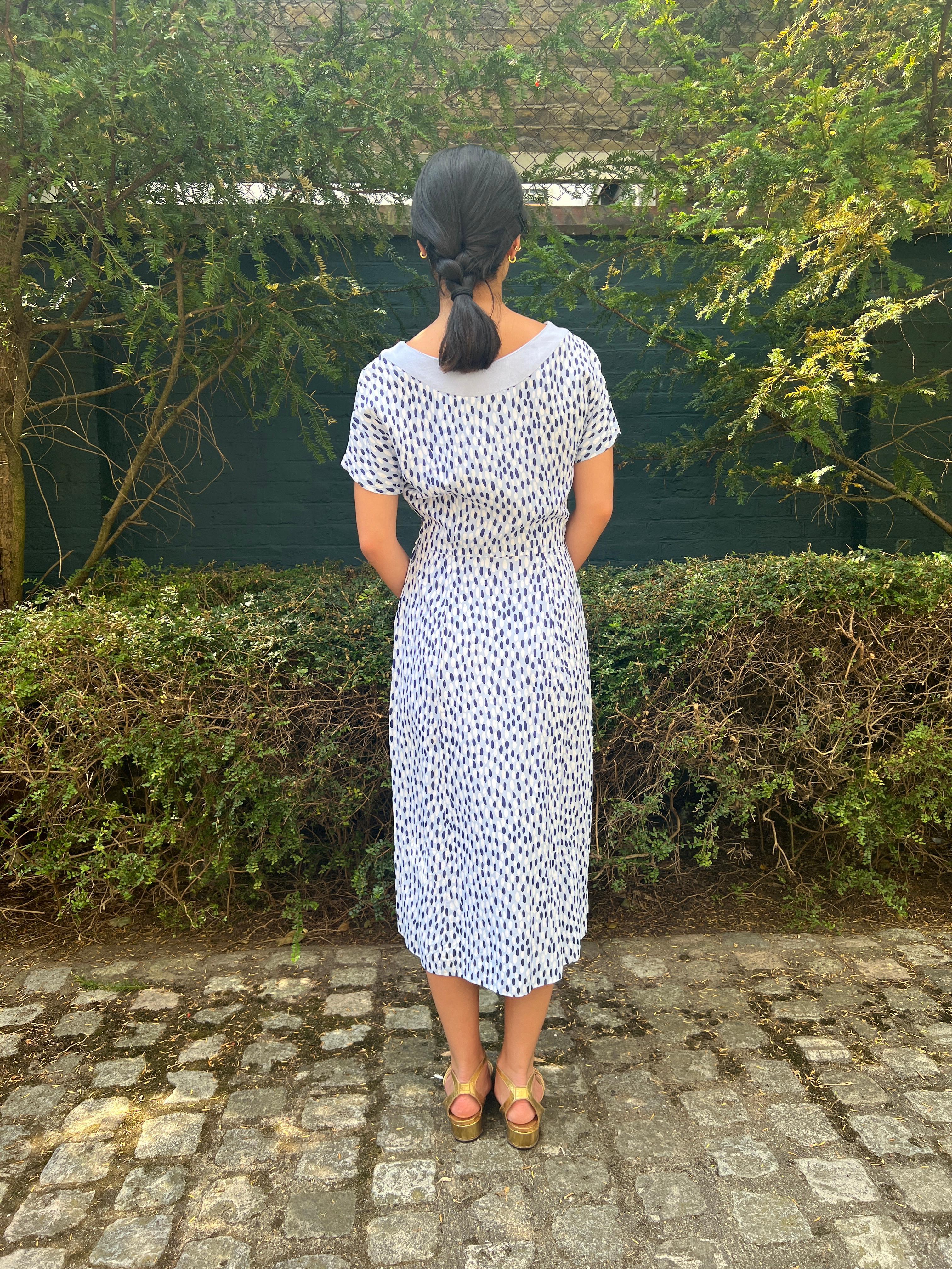 Women's 1940s Pale Blue Rayon Dress With Navy And White Pebble Print For Sale