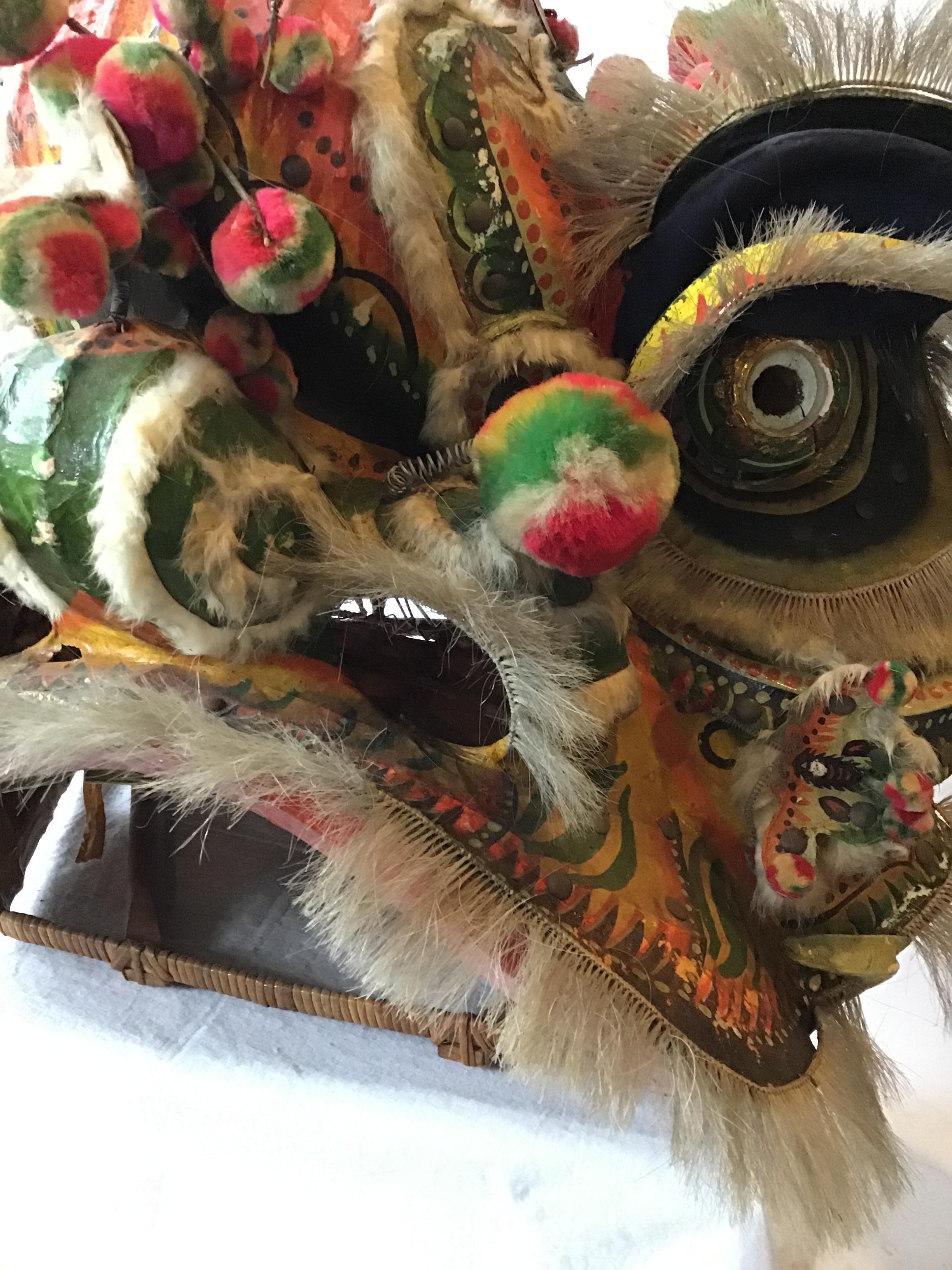 Tête de dragon chinois en papier mâché des années 1940 provenant d'un costume en vente 2