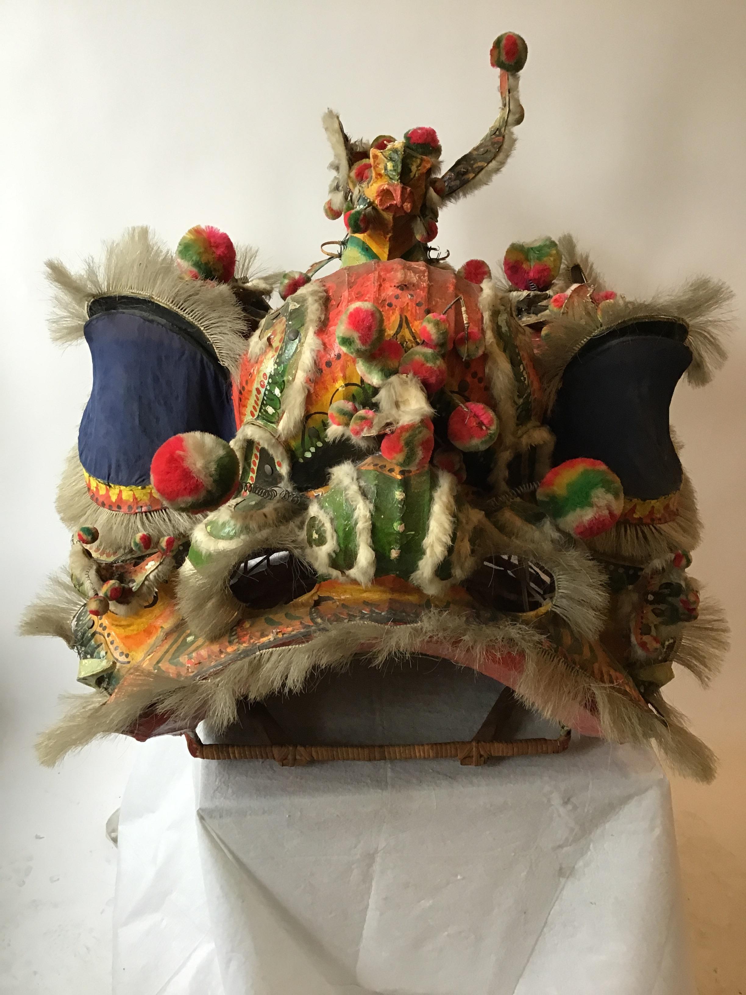 1940er Jahre handgefertigter Pappmaché-Kopf eines Drachens. Von einem Kostüm, das zum chinesischen Neujahrsfest getragen wird. Die Augen blinzeln, indem sie an den Sehnen im Kopf ziehen. Auf dem Kopf sitzt ein Vogel.