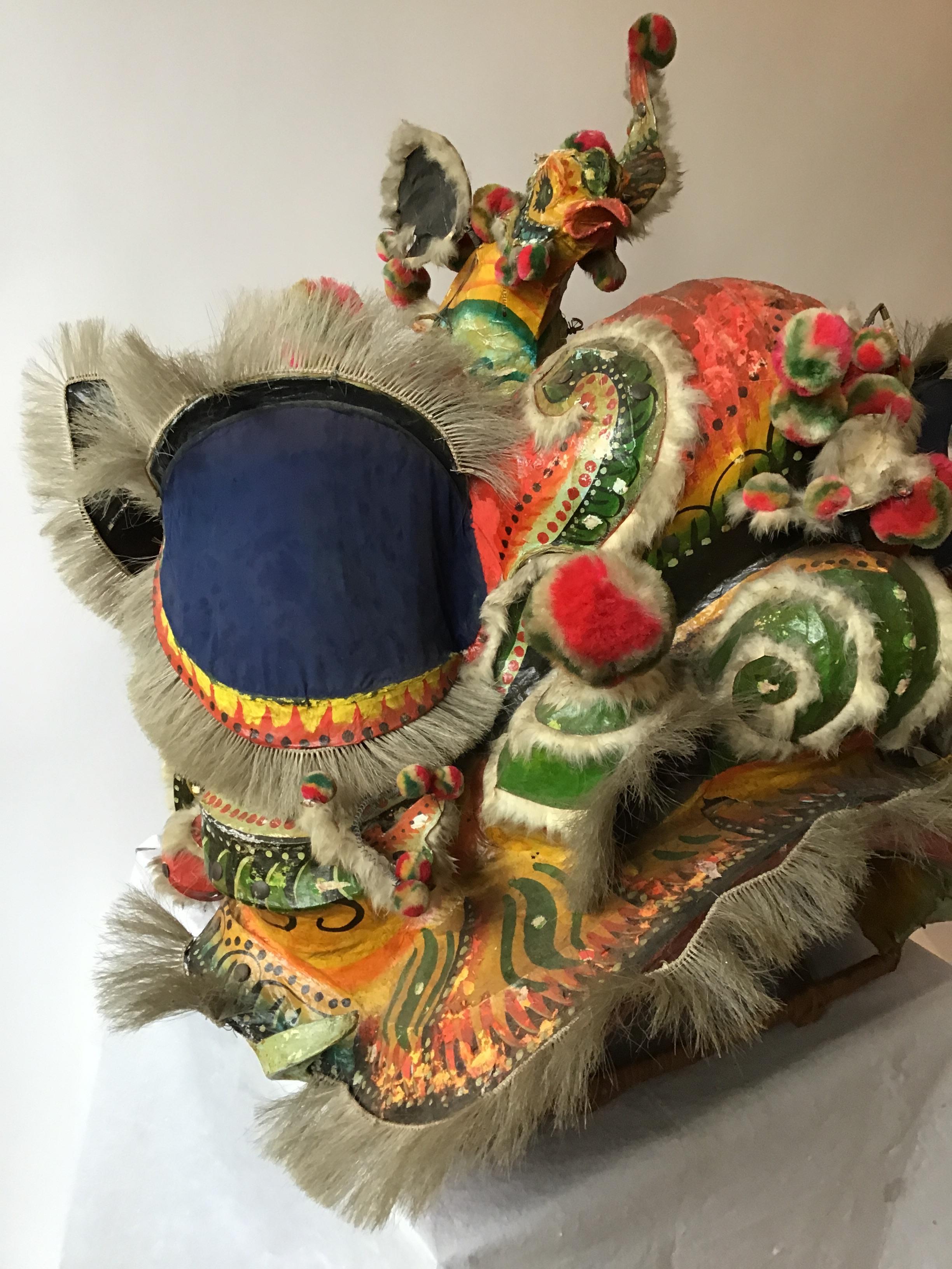 Milieu du XXe siècle Tête de dragon chinois en papier mâché des années 1940 provenant d'un costume en vente