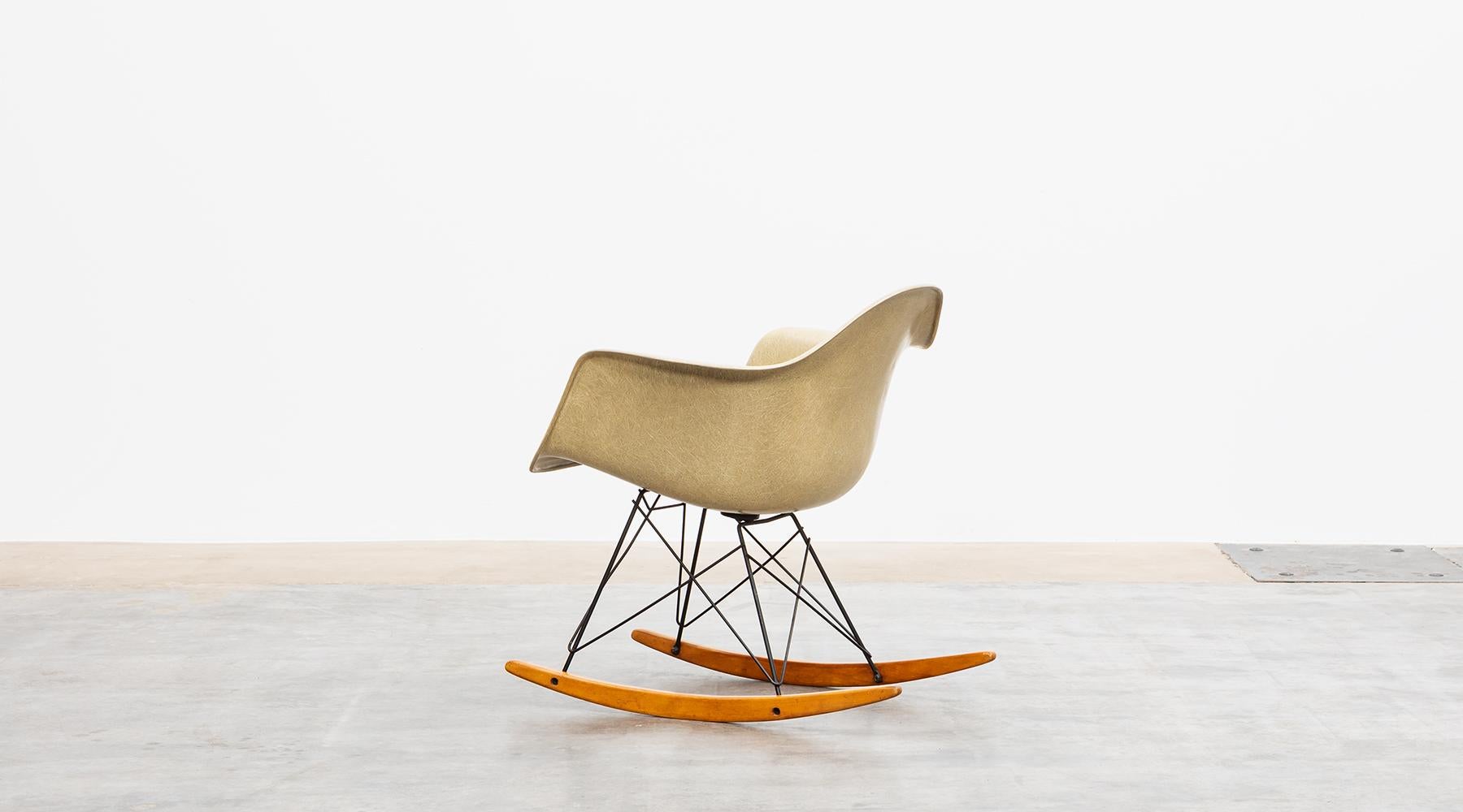 1940s Parchment Color Fiberglass Shell RAR Rocking Chair by Charles & Ray Eames In Good Condition For Sale In Frankfurt, Hessen, DE