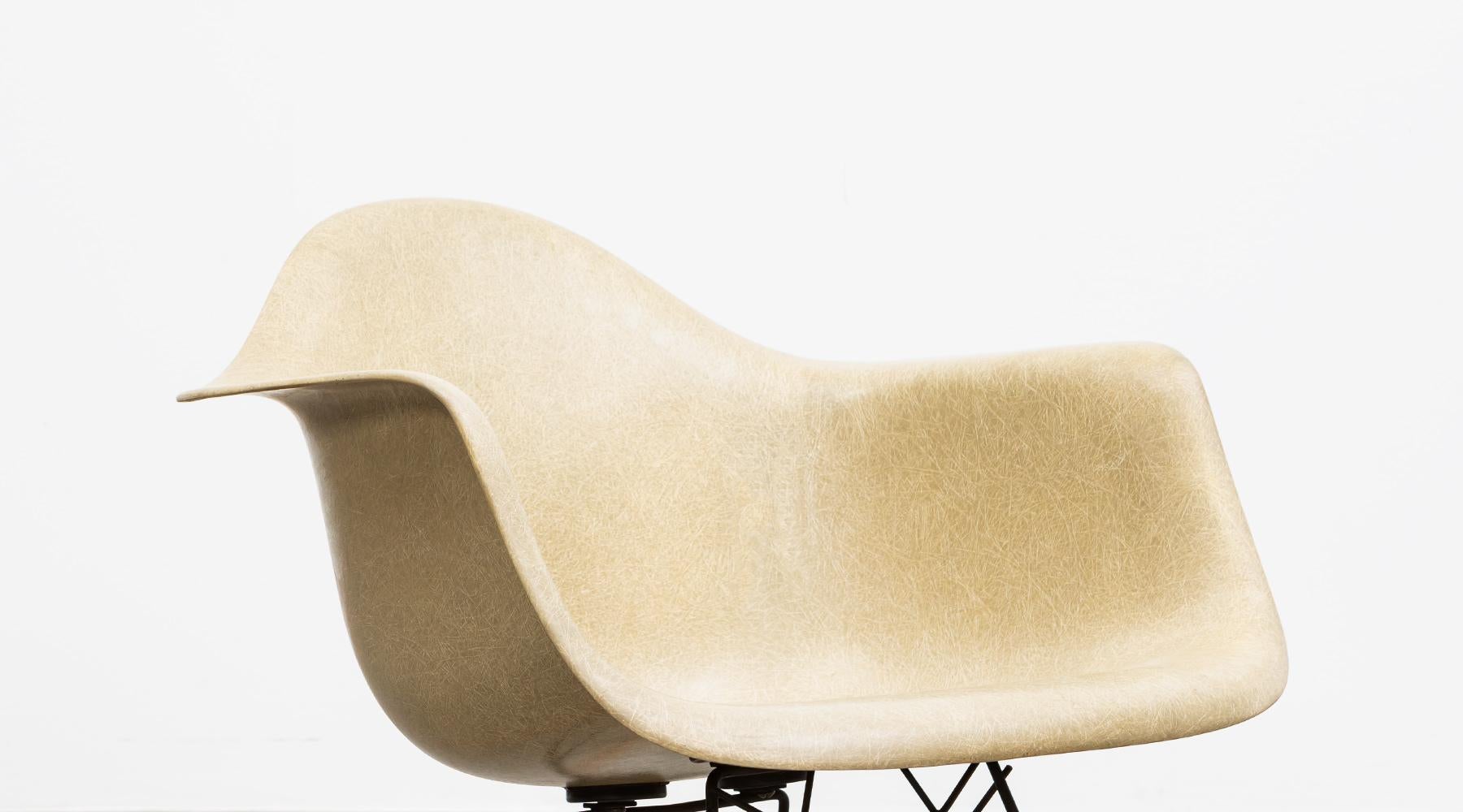 1940s Parchment Color Fiberglass Shell RAR Rocking Chair by Charles & Ray Eames For Sale 2