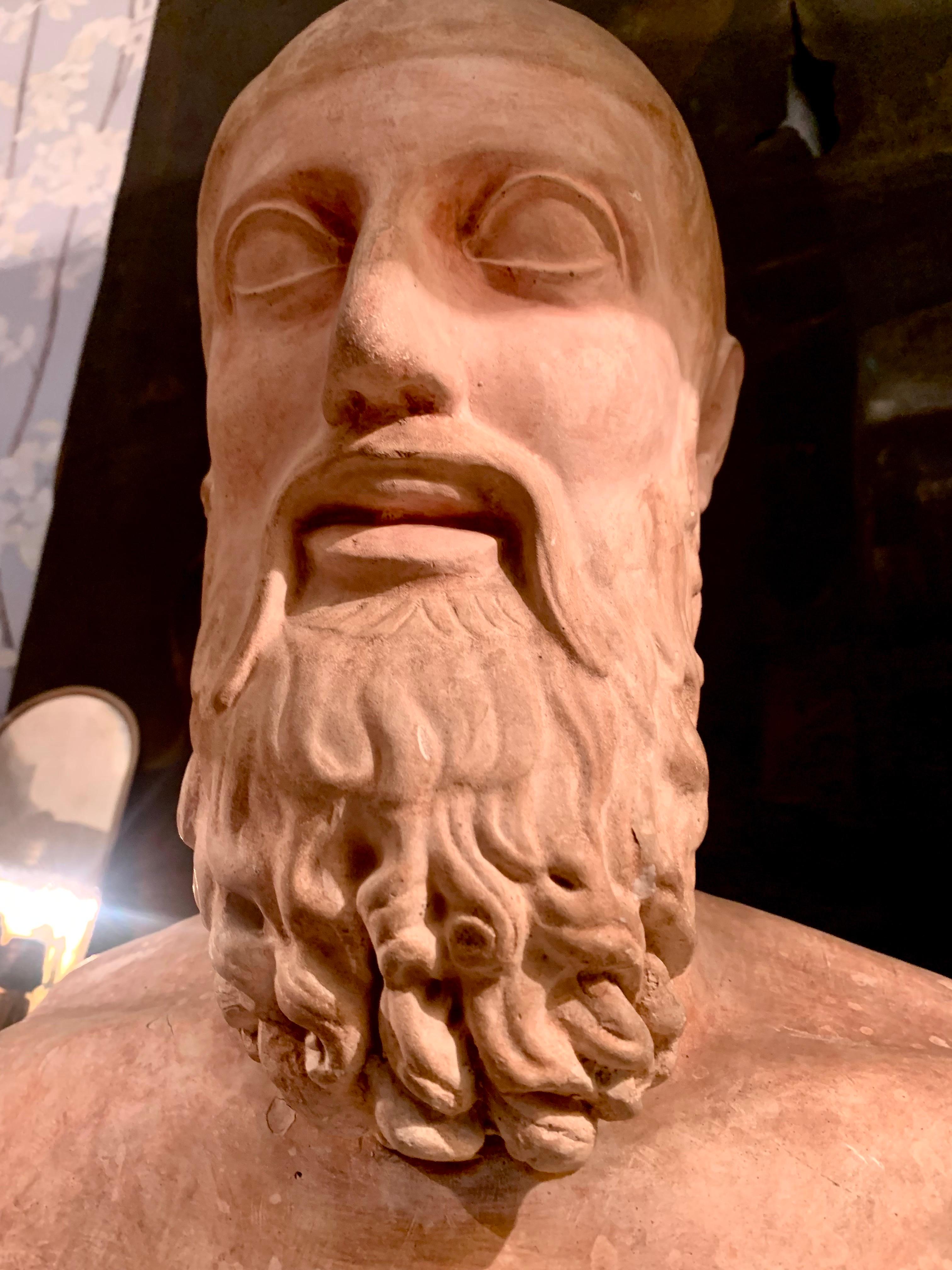 Les années 1940  buste académique en plâtre patiné imitant la terre cuite, représentant une tête du monde grec classique.