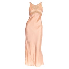 Negligee aus pfirsichfarbener und cremefarbener Seidenspitze mit geflochtenen Trägern aus den 1940er Jahren