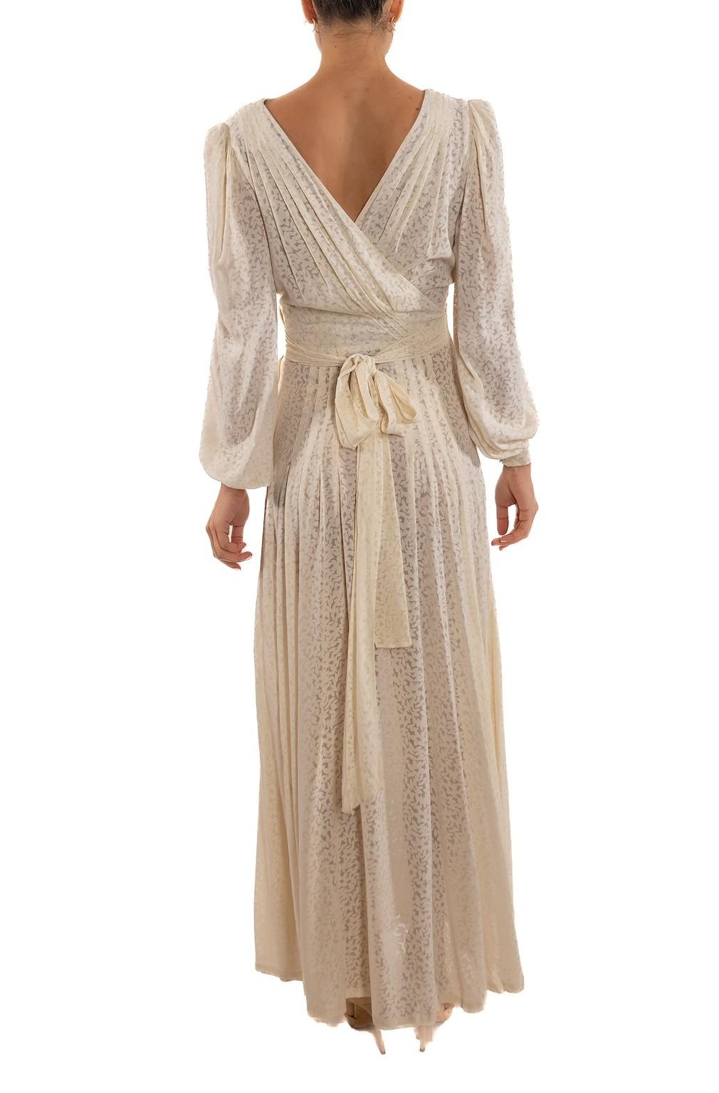 1940S Pearl White Burnout Chiffon Sheer Dress With Floral Pattern (Robe en mousseline à motifs floraux) Bon état - En vente à New York, NY