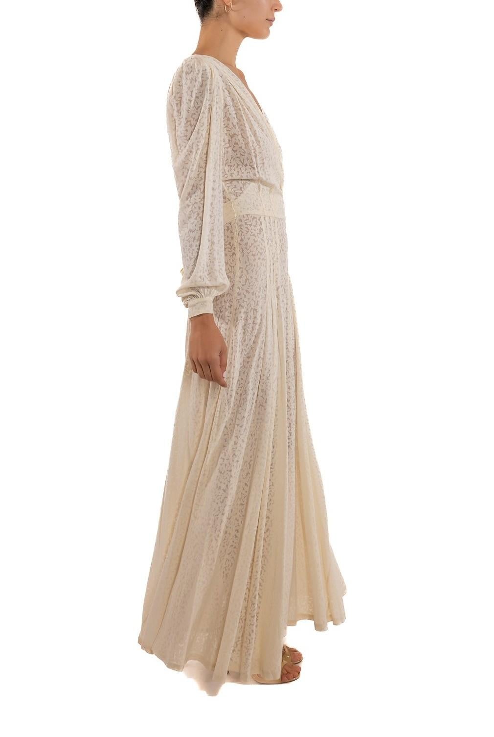 1940S Pearl White Burnout Chiffon Sheer Dress With Floral Pattern (Robe en mousseline à motifs floraux) Pour femmes en vente