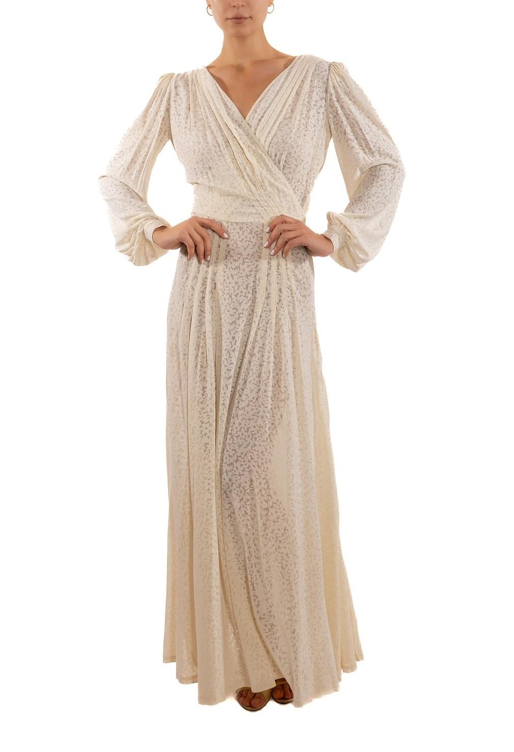 1940S Pearl White Burnout Chiffon Sheer Dress With Floral Pattern (Robe en mousseline à motifs floraux) en vente 1