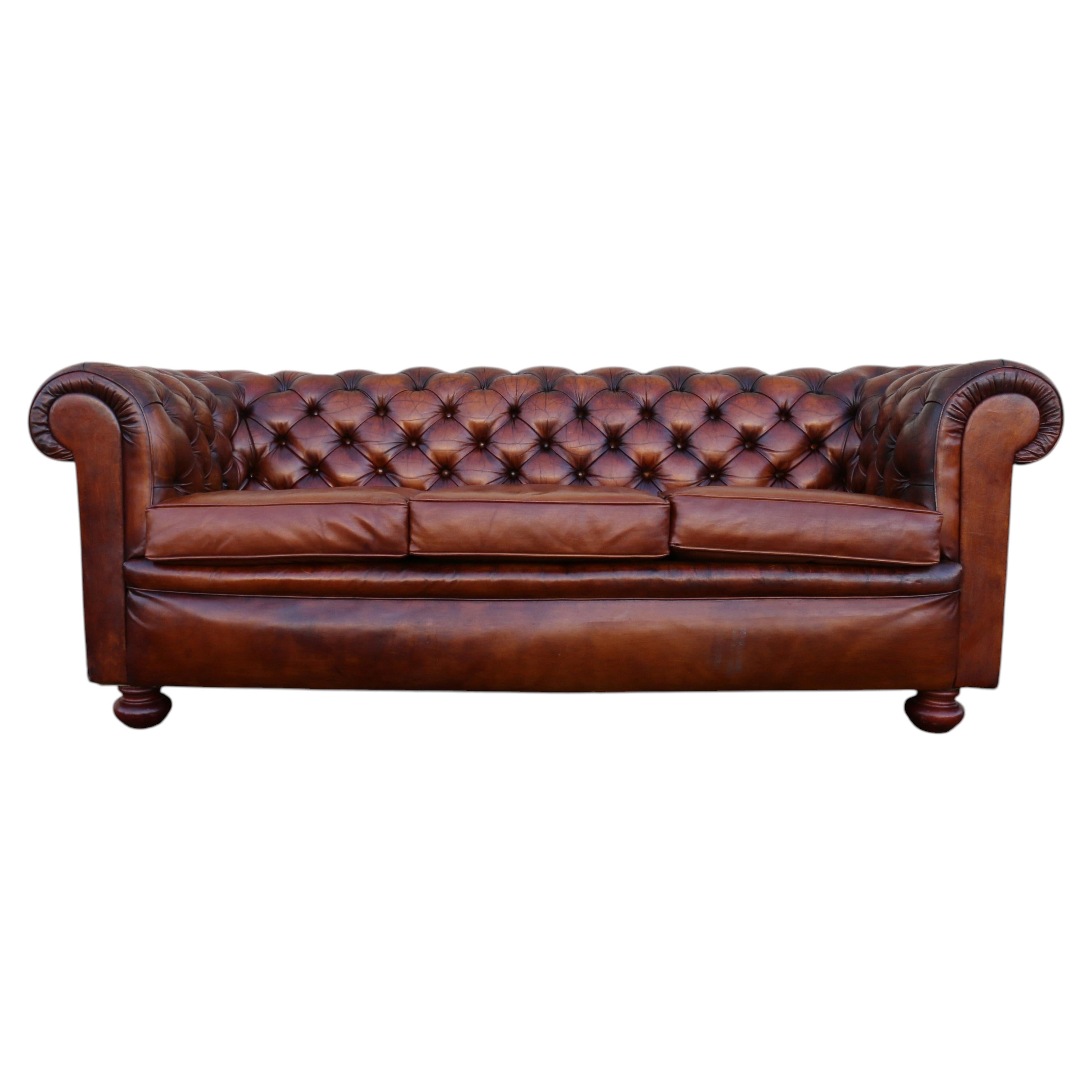 1940er Jahre Pegasus Tufted Chesterfield Sofa in Distressed Brown Leder im Angebot