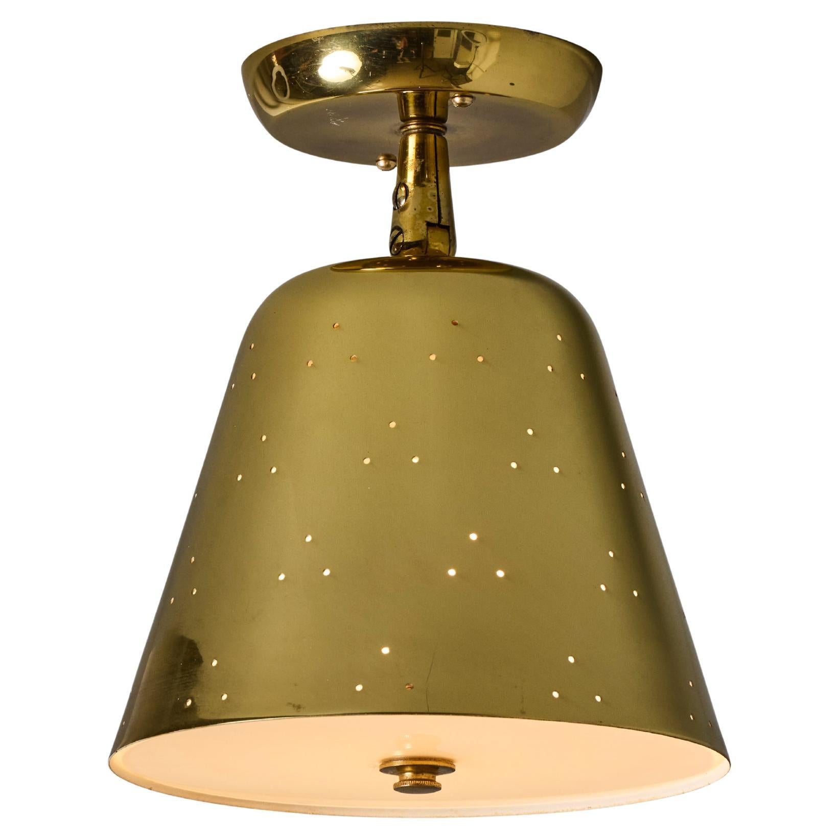 Lampada da soffitto conica in ottone traforato degli anni '40 attribuita a Paavo Tynell