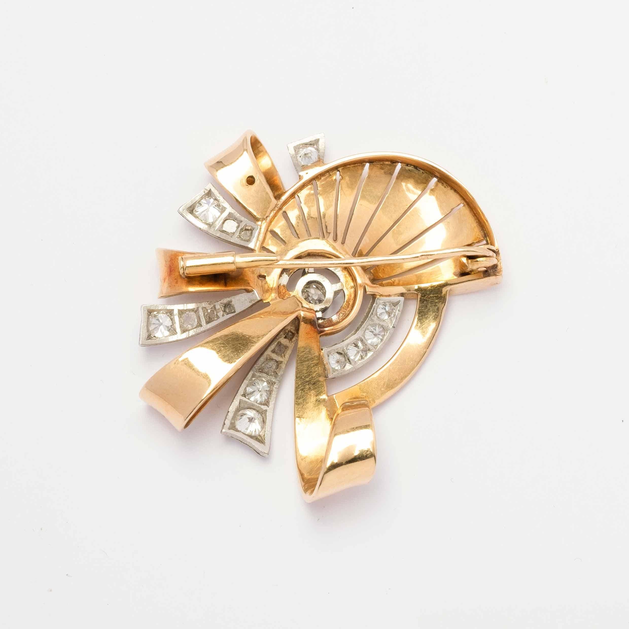 Gorgeous 1940s period brooch set in 18ct gold and platinum with old cut and rose cut diamonds for circa
1.60ct total.

Highlights:
- 1940s period
- 18ct gold and platinum setting
- Old cut diamonds for 1.60 ct total c.a.

Measurements
- Length 4.5