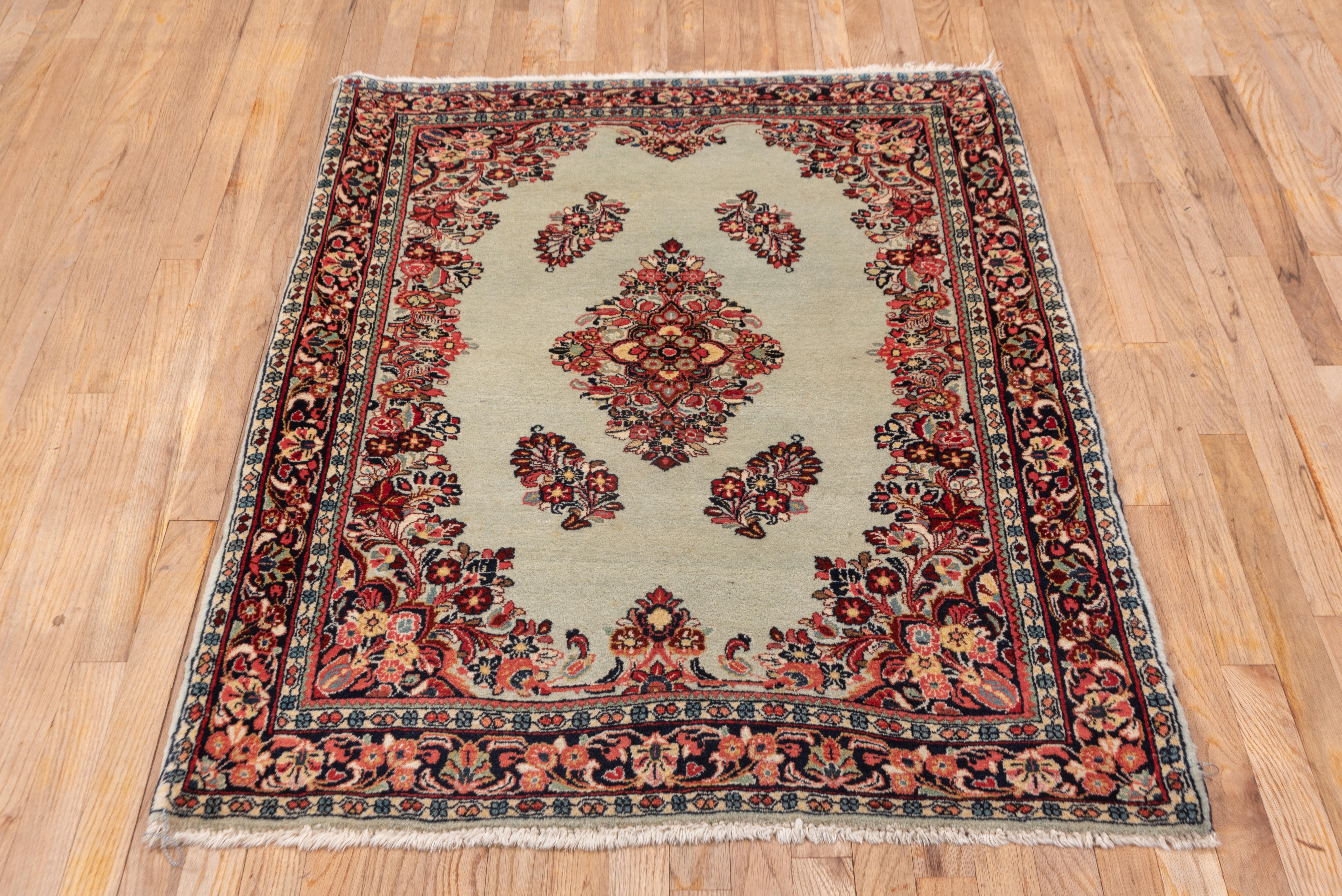 Alfombra persa Sarouk de 1940, campo marfil y detalles rojos Kirman en venta