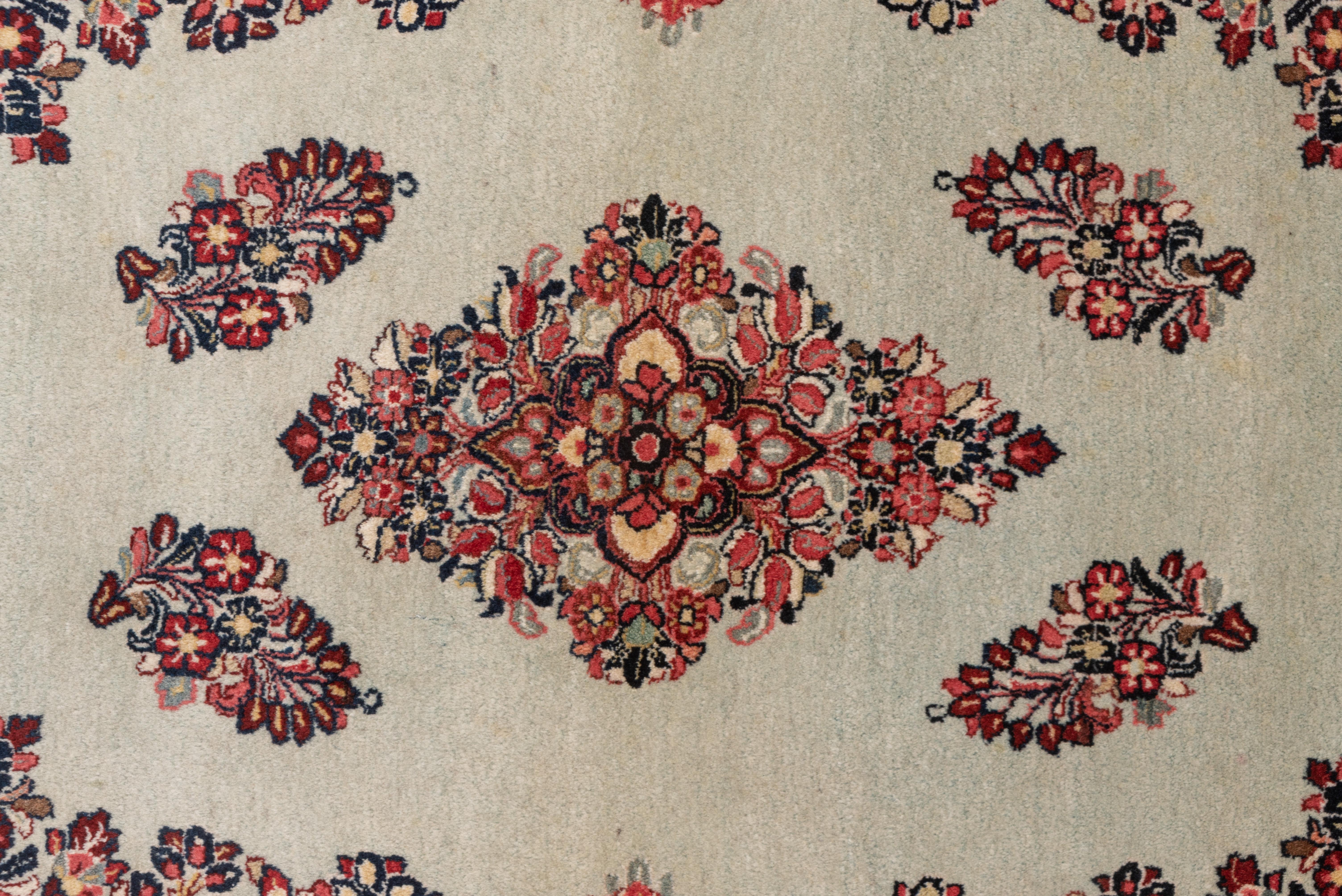 Alfombra persa Sarouk de 1940, campo marfil y detalles rojos Persa en venta