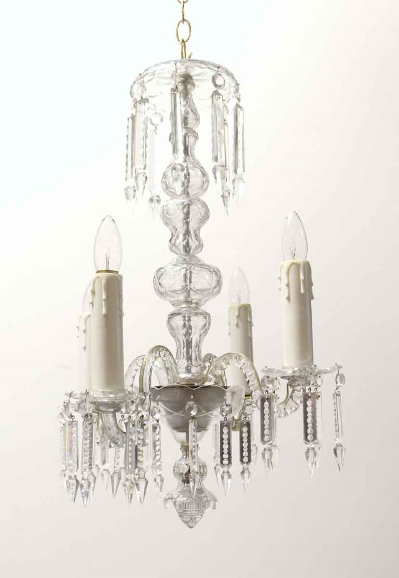 Lustre en cristal clair à quatre bras de style bohème de Baccarat datant des années 1940. Une réparation mineure à un bras, veuillez voir les photos. Vous pouvez le voir dans notre établissement du 400 Gilligan St à Scranton. PA.