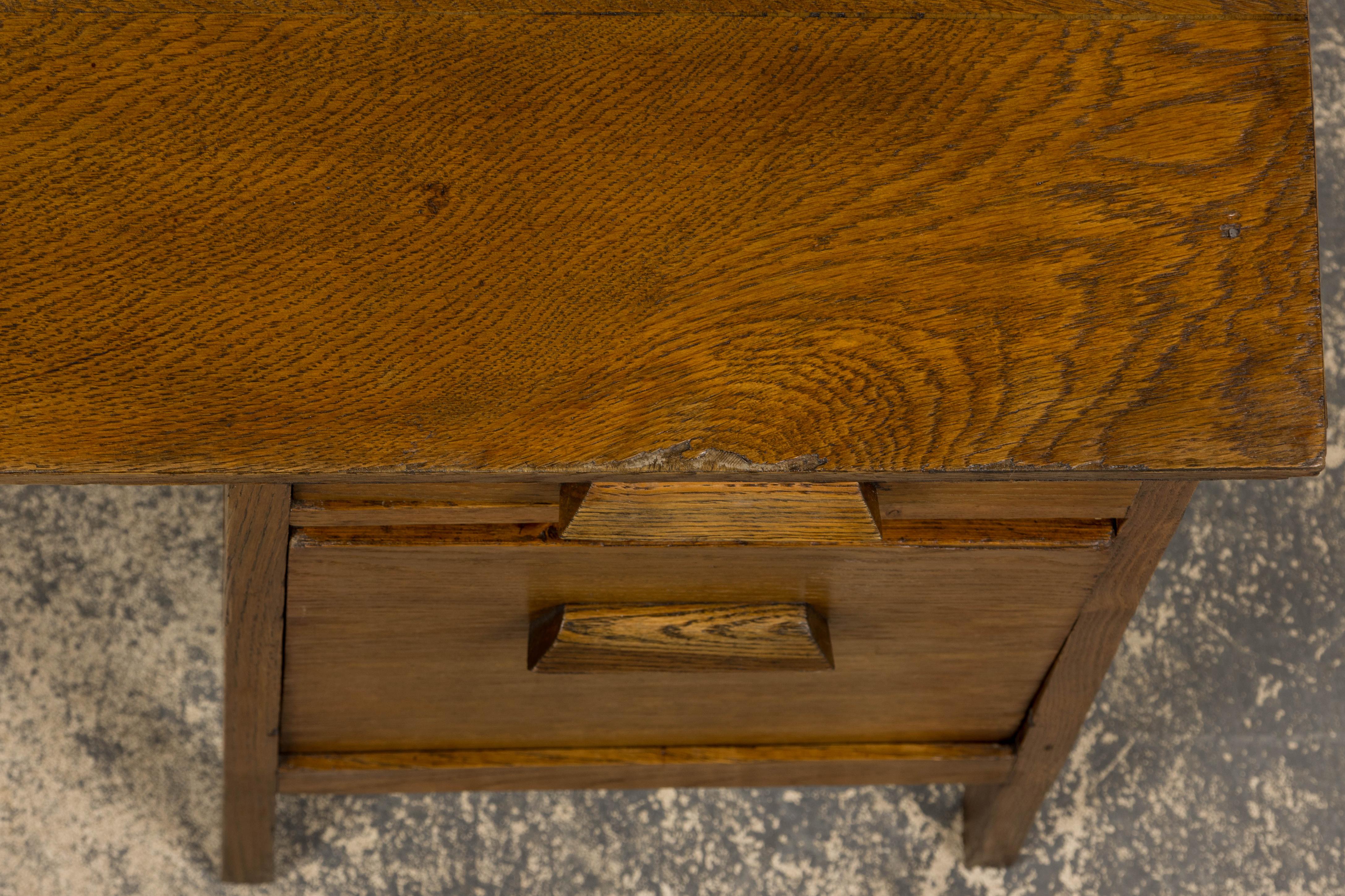 Intagliato a mano Scrivania da ufficio in quercia francese Art Deco degli anni '40 in vendita