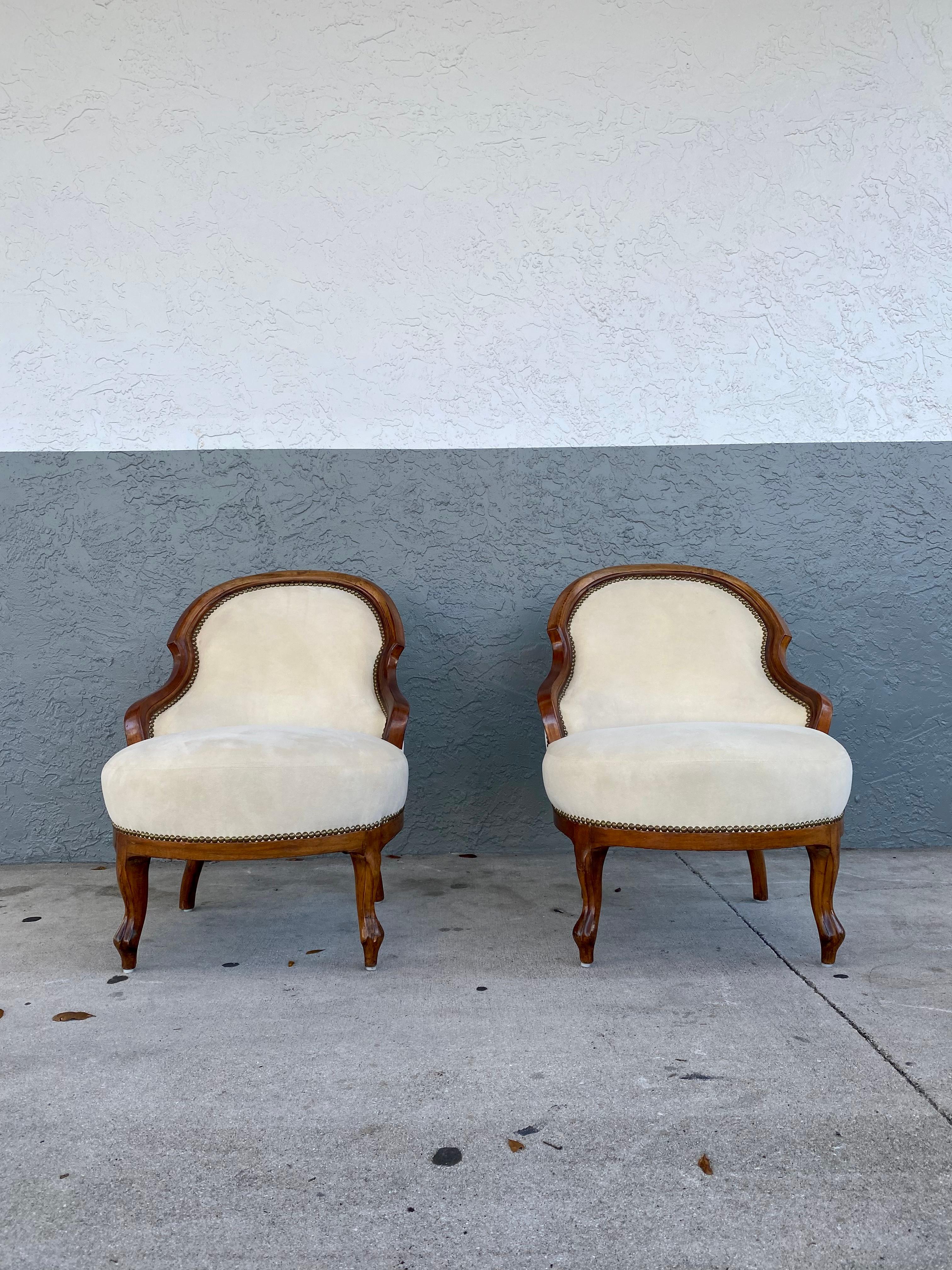 Une superbe paire de chaises à dossier en forme de cuillère dans le style victorien ancien. Il a été fabriqué en Angleterre et date d'environ les années 1940. Il est de belle qualité, le cadre en bois foncé est magnifiquement sculpté et a une belle