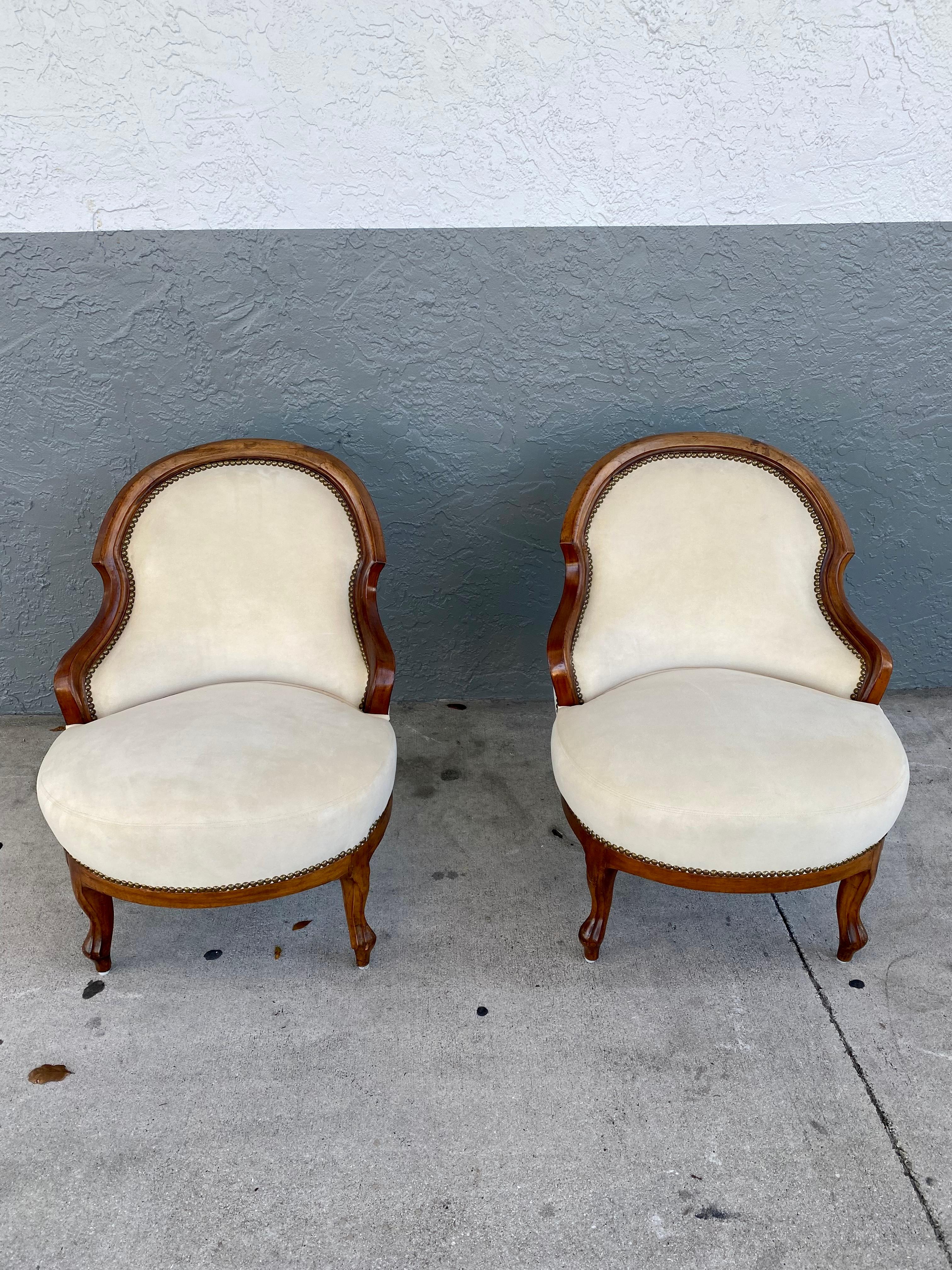 Victorian 1940s Petite Nailhead Spoon Curved Rounded Slipper Chairs, Set of 2 For Sale