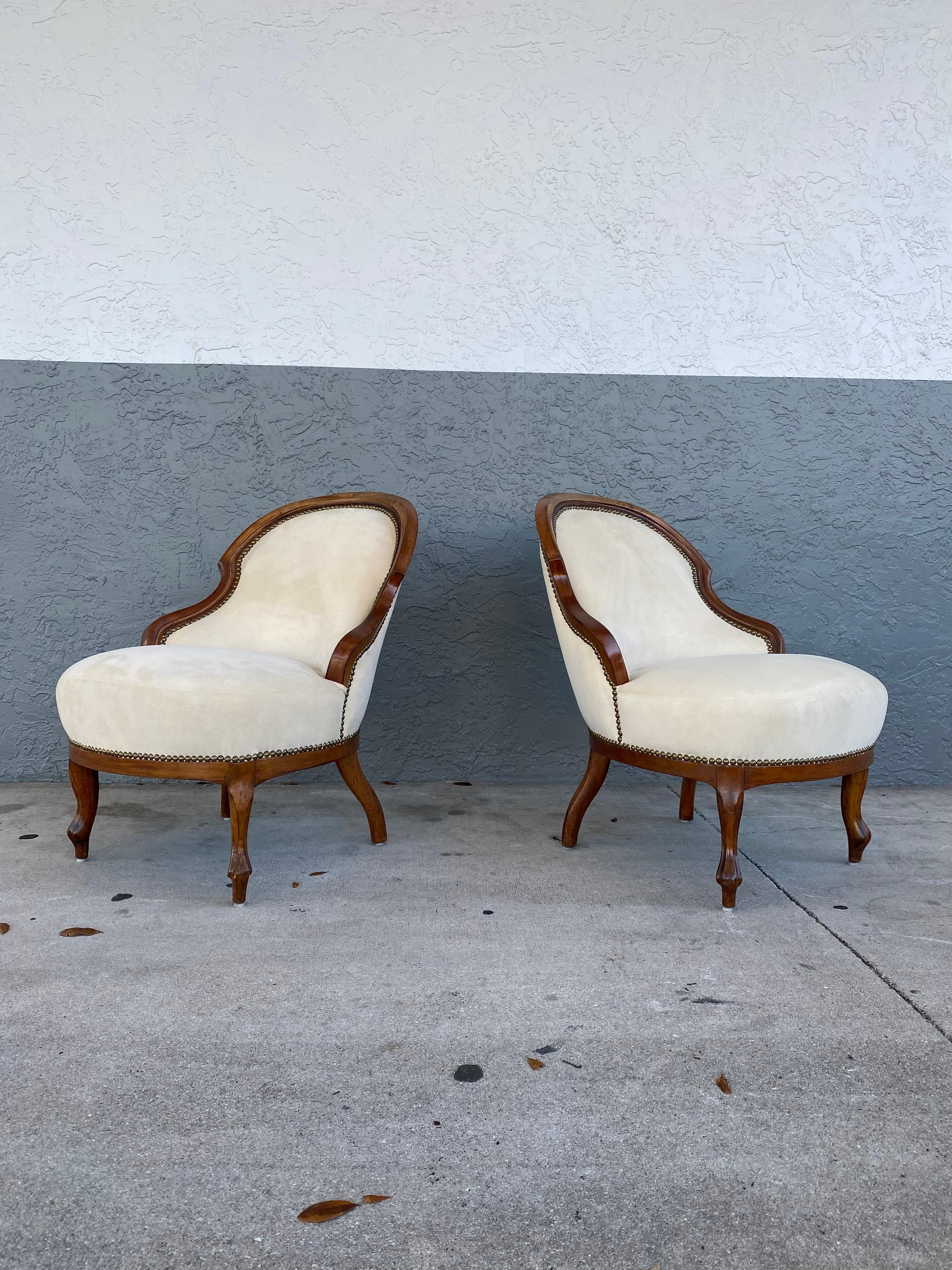 English 1940s Petite Nailhead Spoon Curved Rounded Slipper Chairs, Set of 2 For Sale