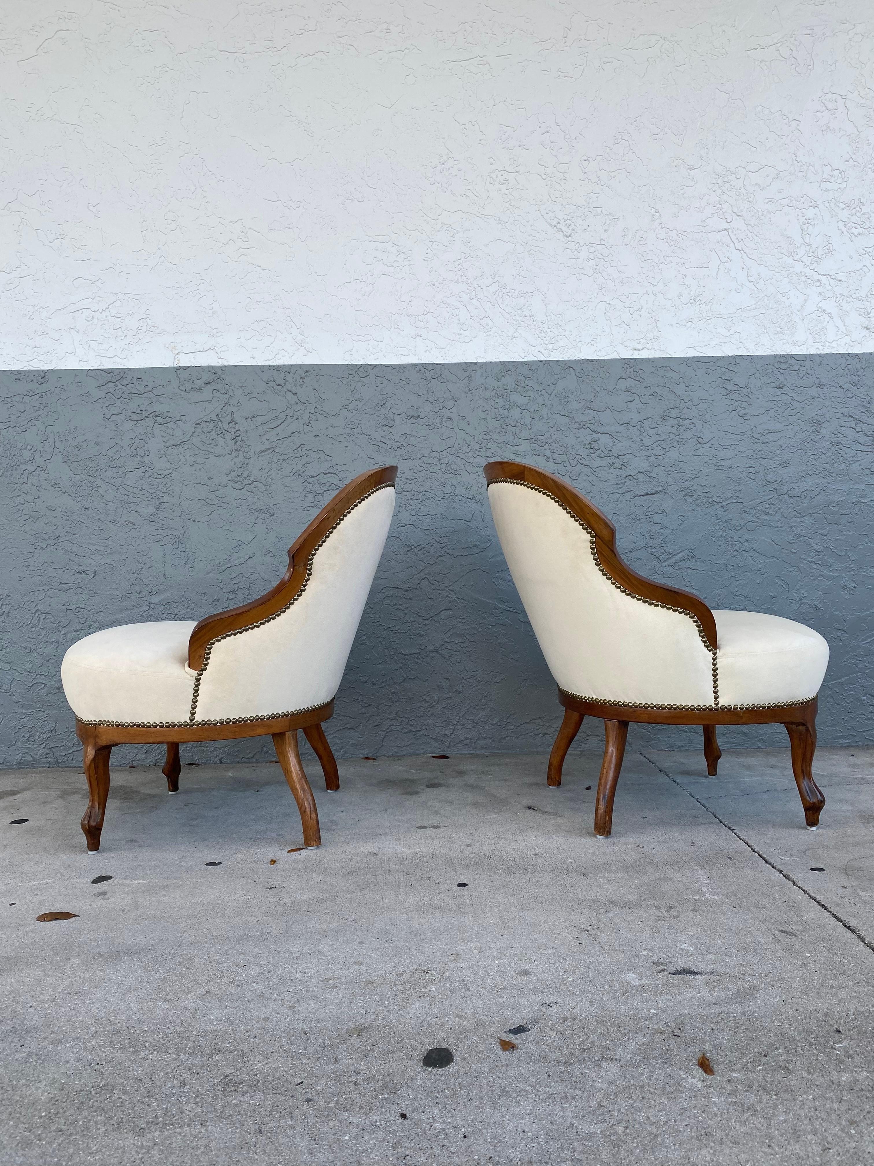 1940s Petite Nailhead Spoon Curved Rounded Slipper Chairs, Set of 2 In Good Condition For Sale In Fort Lauderdale, FL