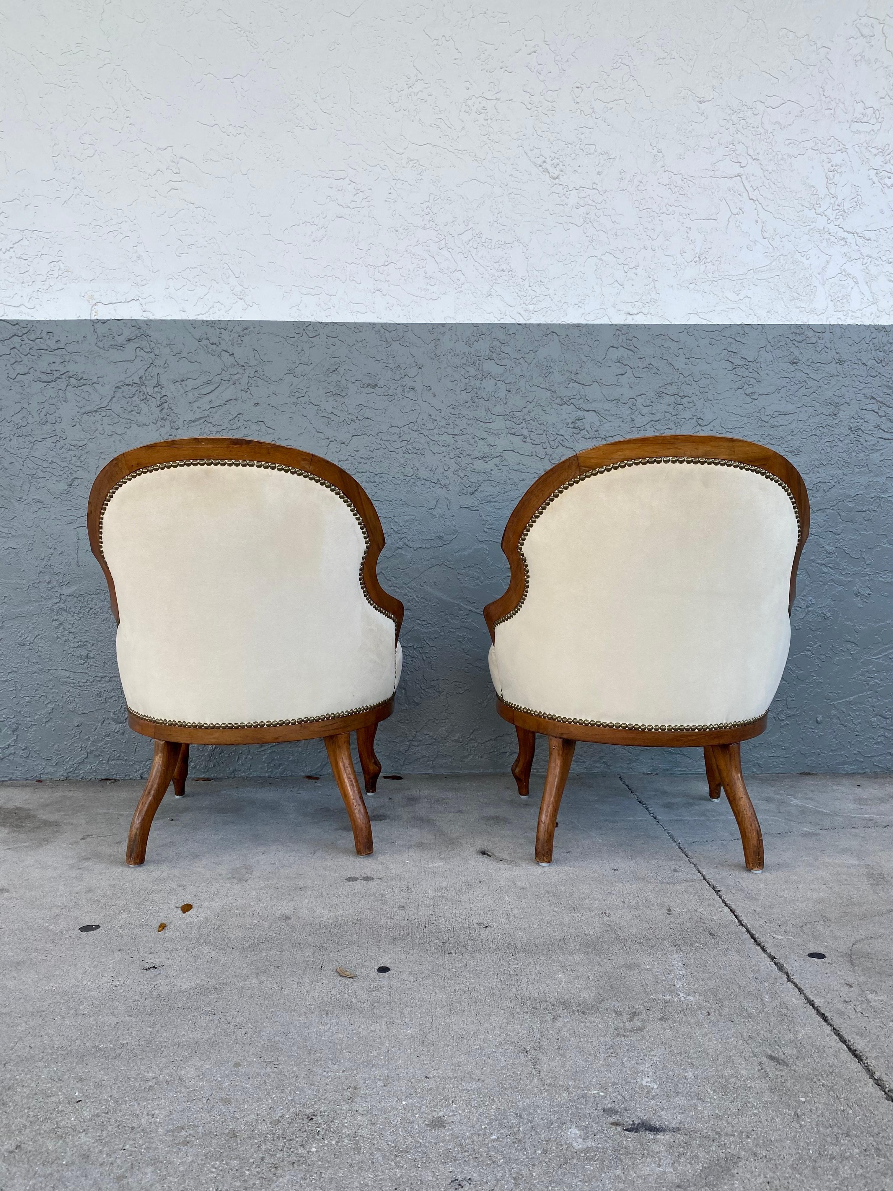 Upholstery 1940s Petite Nailhead Spoon Curved Rounded Slipper Chairs, Set of 2 For Sale