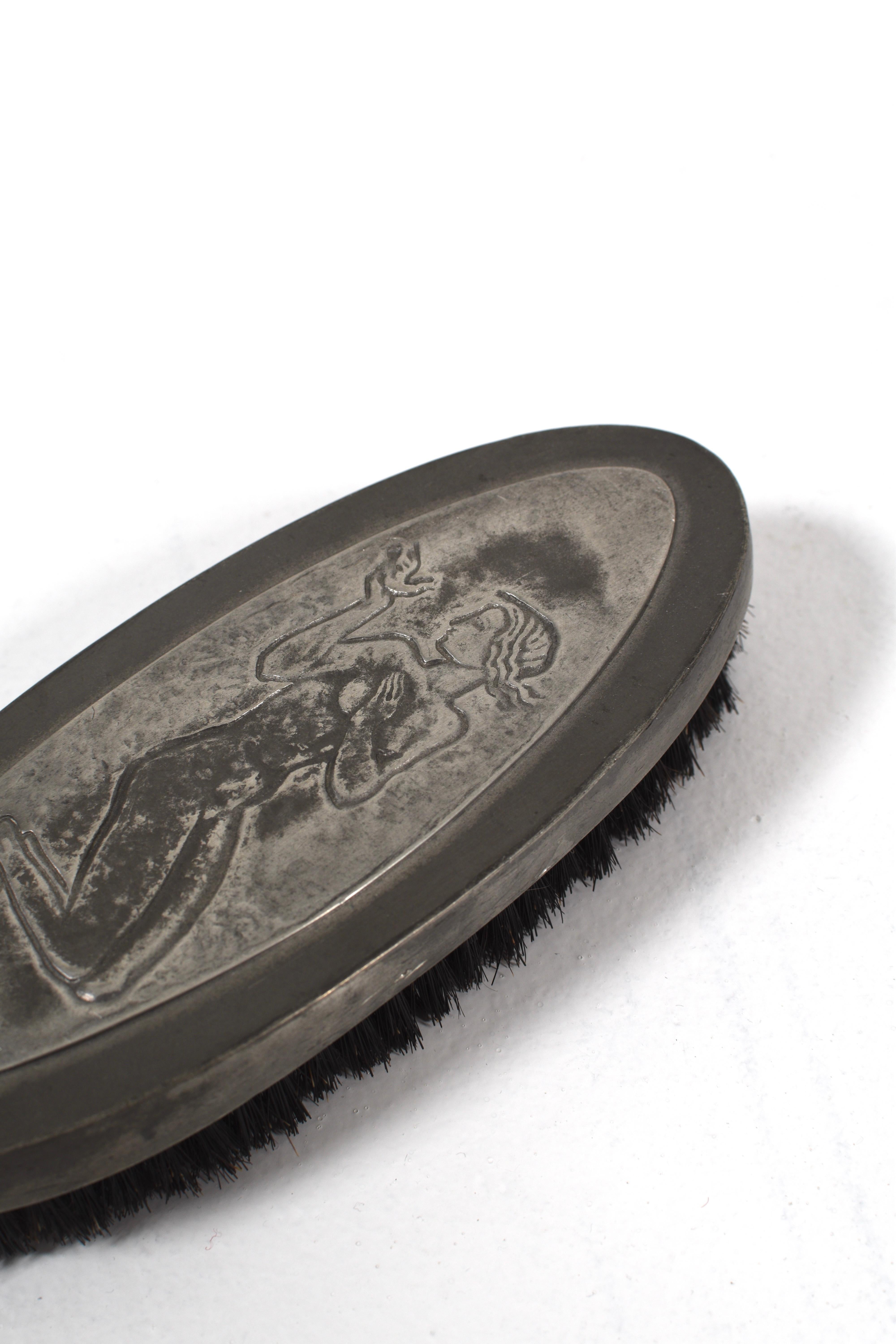 1940s Pewter Clothes Brush with Female Relief – Art Deco Style Garment Brush In Good Condition For Sale In Göteborg, SE