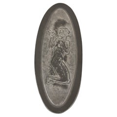 Brosse à vêtements en étain des années 1940 avec relief féminin - Brosse à vêtements de style Art Déco
