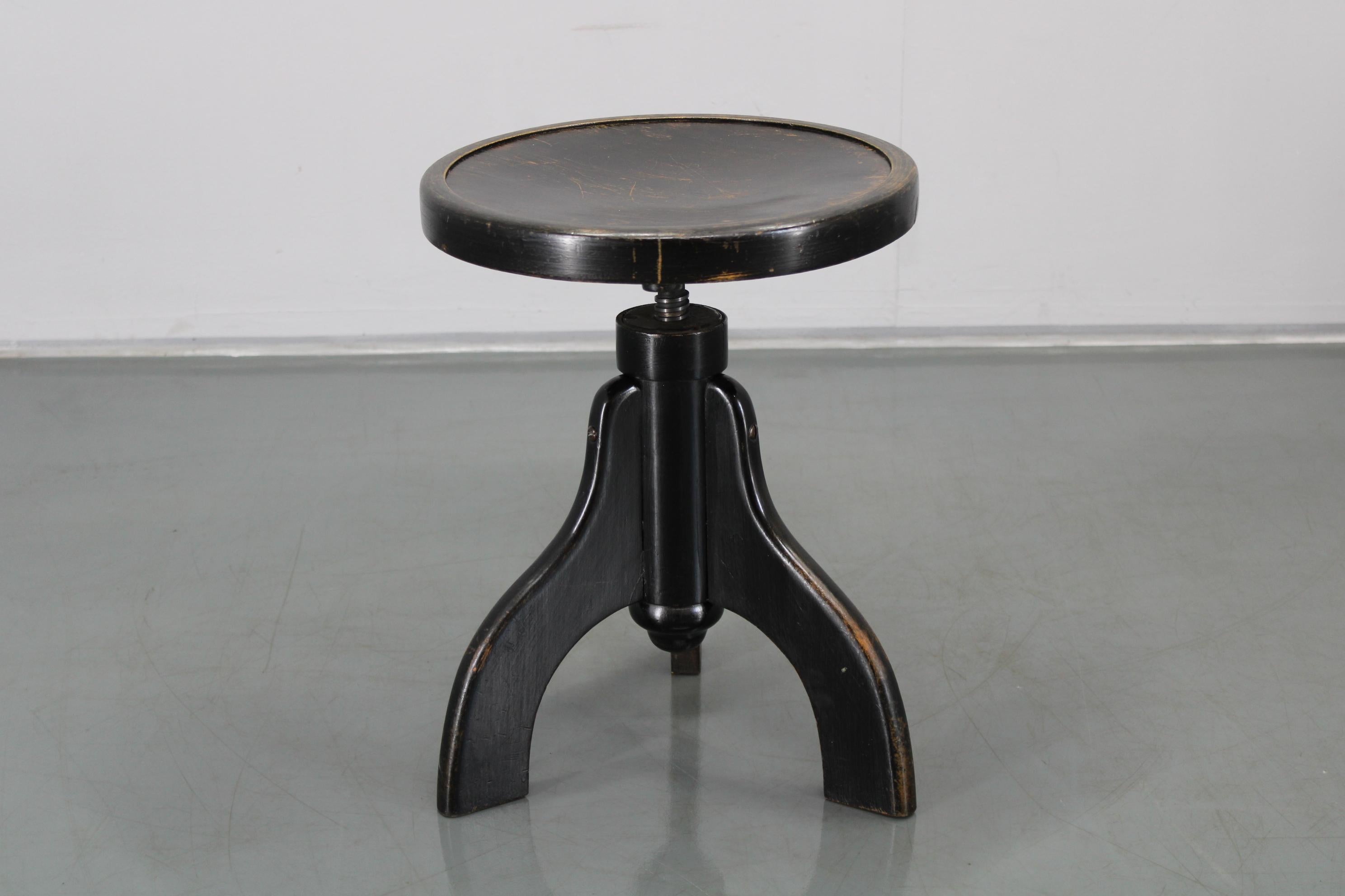 - sorgfältig renoviert
- höhenverstellbar von 44 cm bis 62cm 
- Vom Hersteller gelabelt 