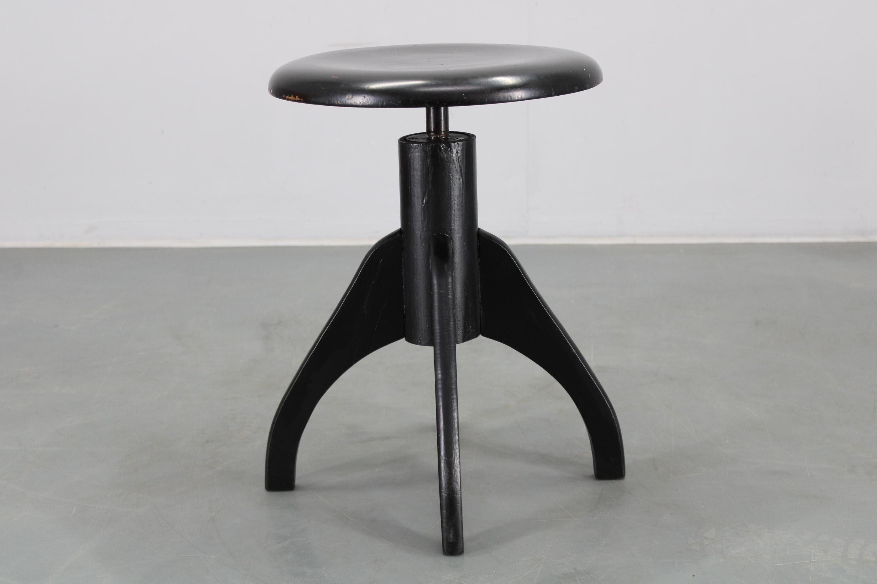 - sorgfältig renoviert
- höhenverstellbar von 48 cm bis 69 cm 
