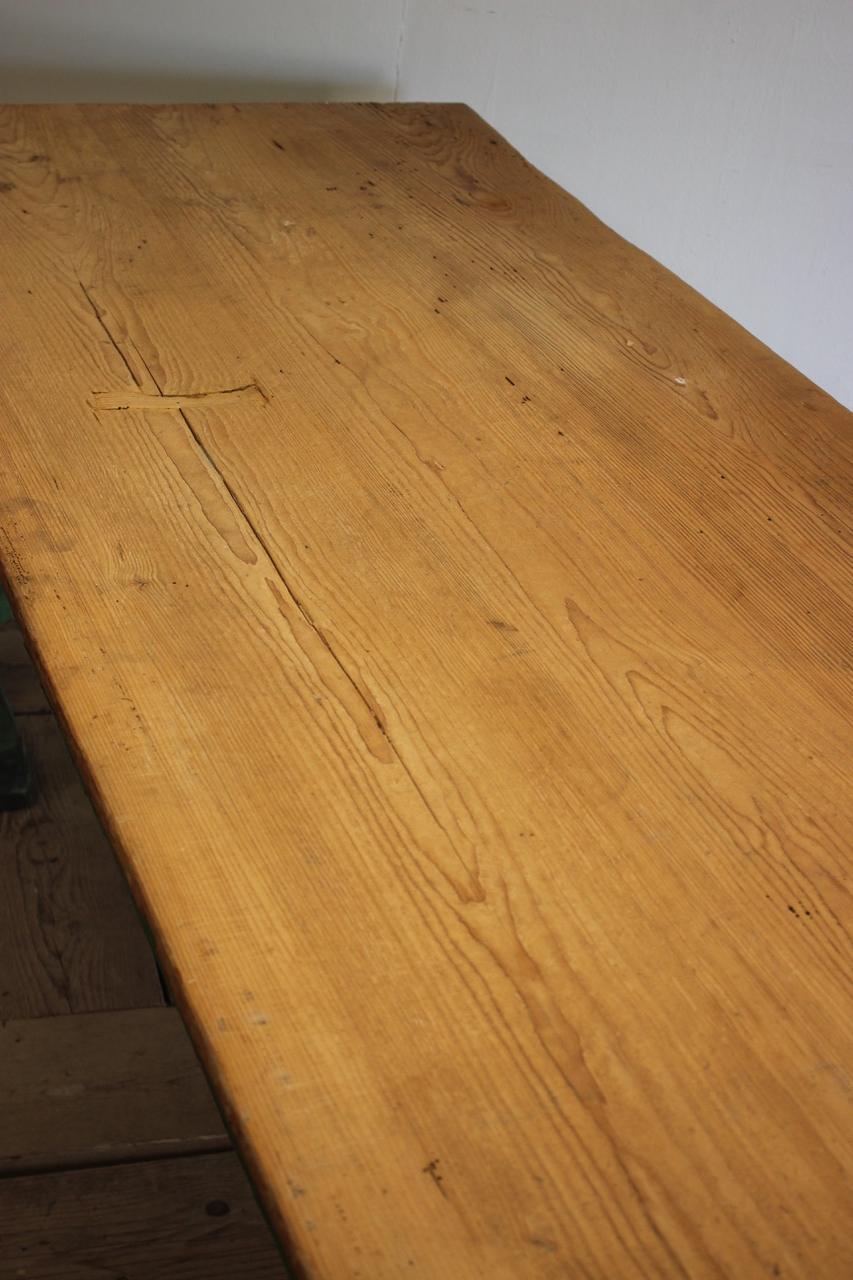 1940s Pine Dining Table in Original Paint In Excellent Condition For Sale In Gloucestershire, GB