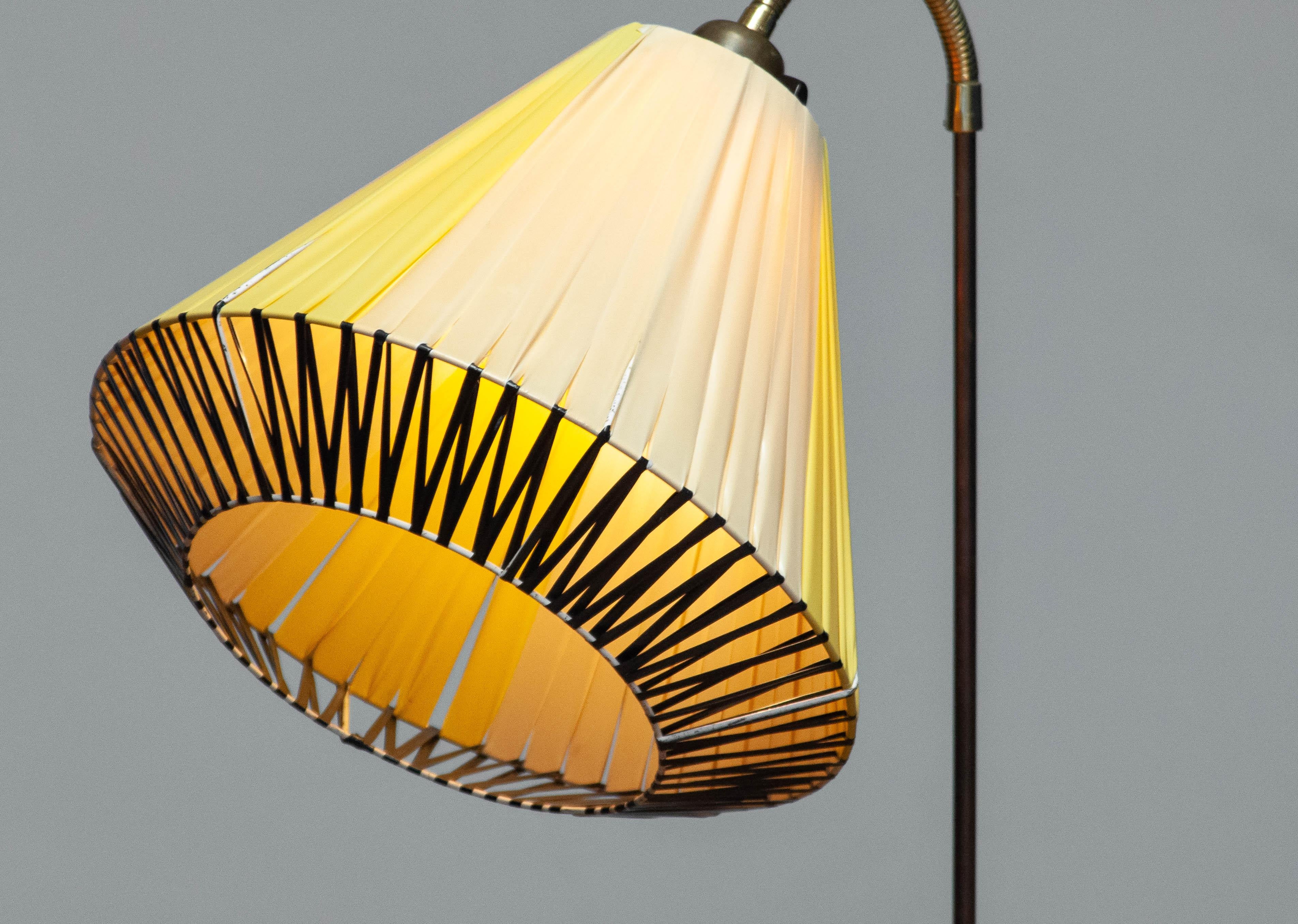 1940s Pine Floor Lamp with Pine Base and Polyester Ribbon Wrapped Shade In Good Condition For Sale In Silvolde, Gelderland