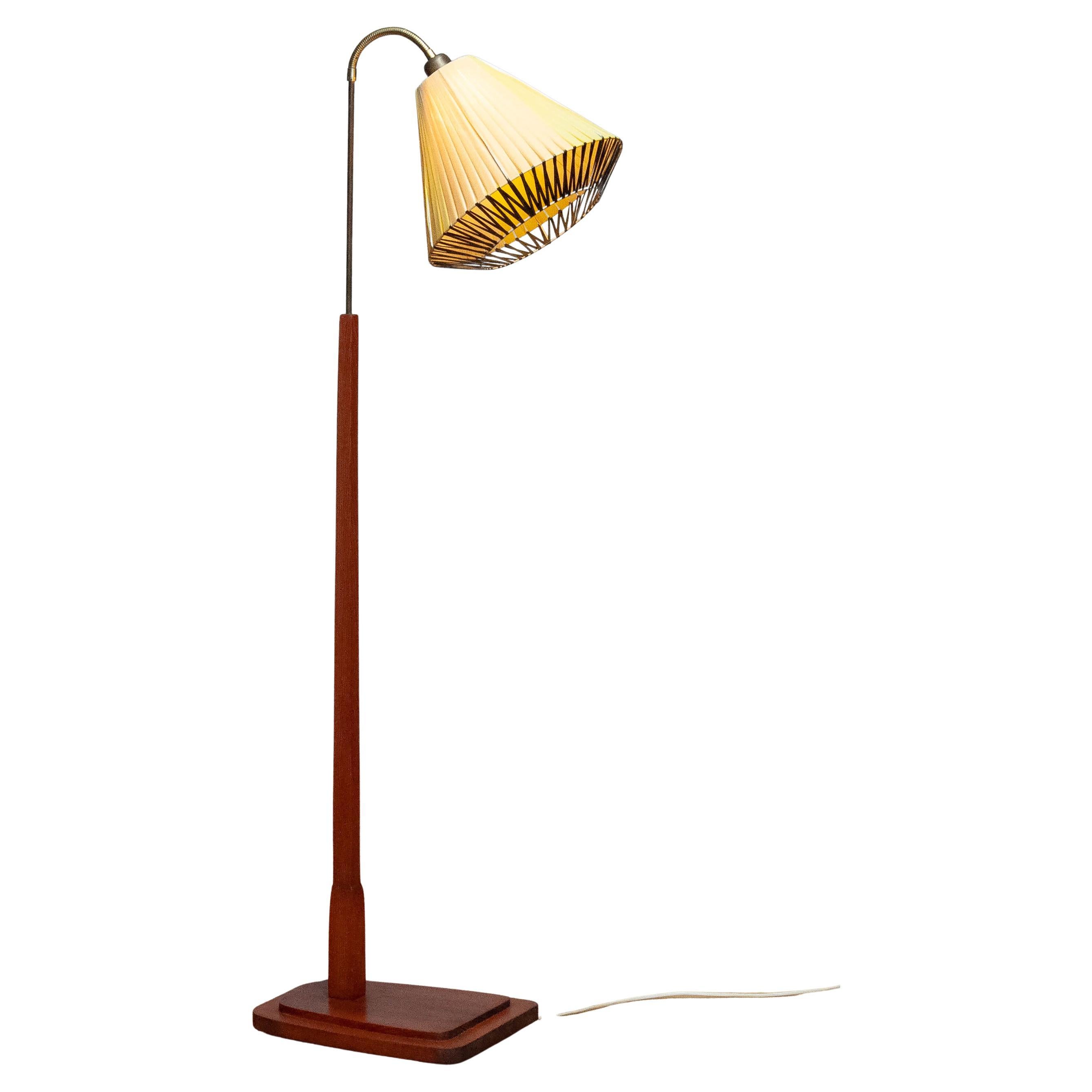 Stehlampe aus Kiefernholz aus den 1940er Jahren mit Sockel aus Kiefernholz und mit Polyesterband umwickeltem Lampenschirm