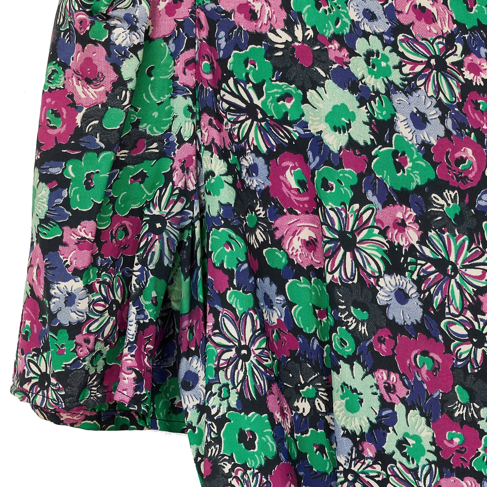 Vestido de té floral de rayón rosa y verde de los años 40 Gris en venta
