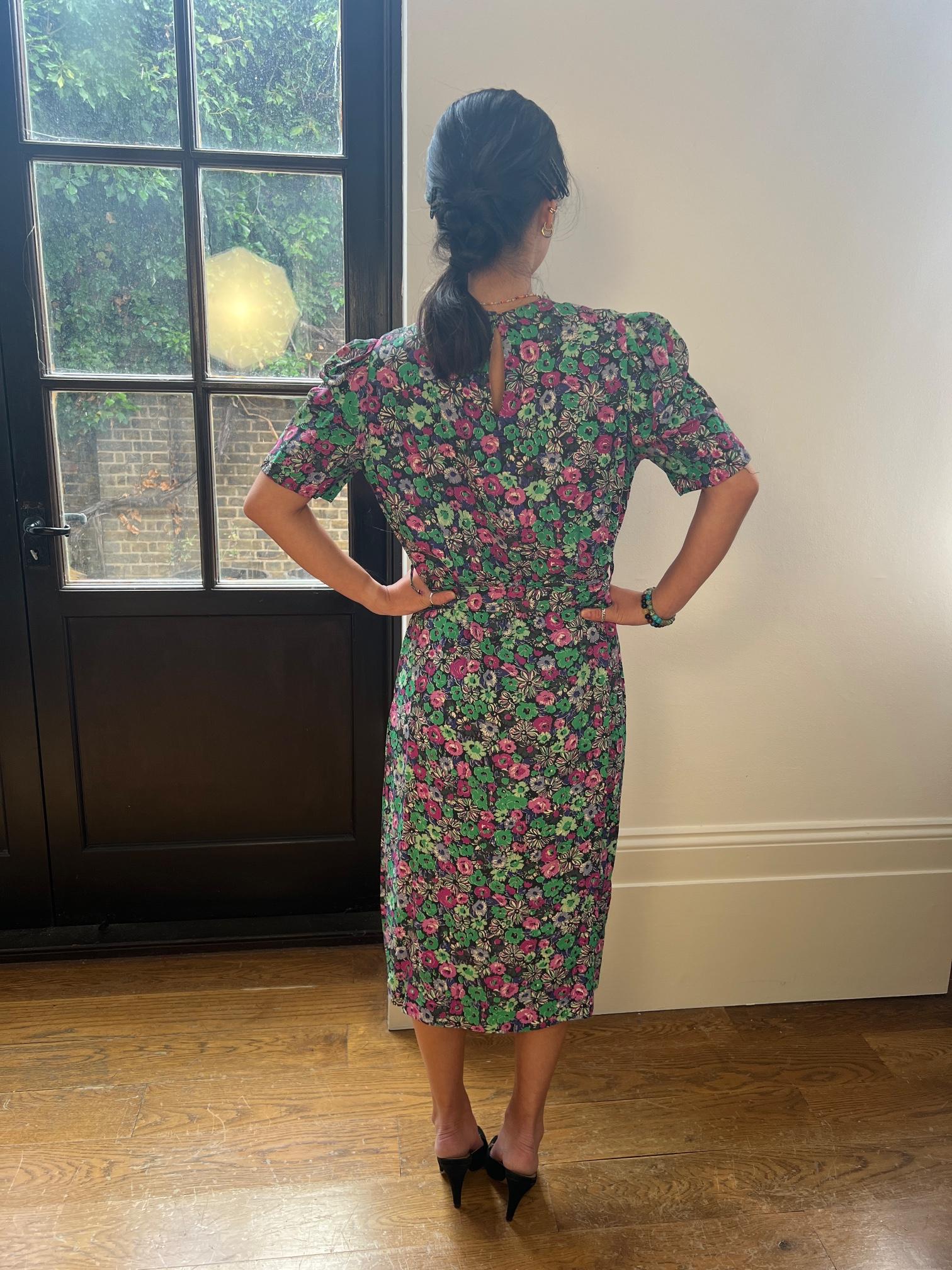 Vestido de té floral de rayón rosa y verde de los años 40 en venta 1