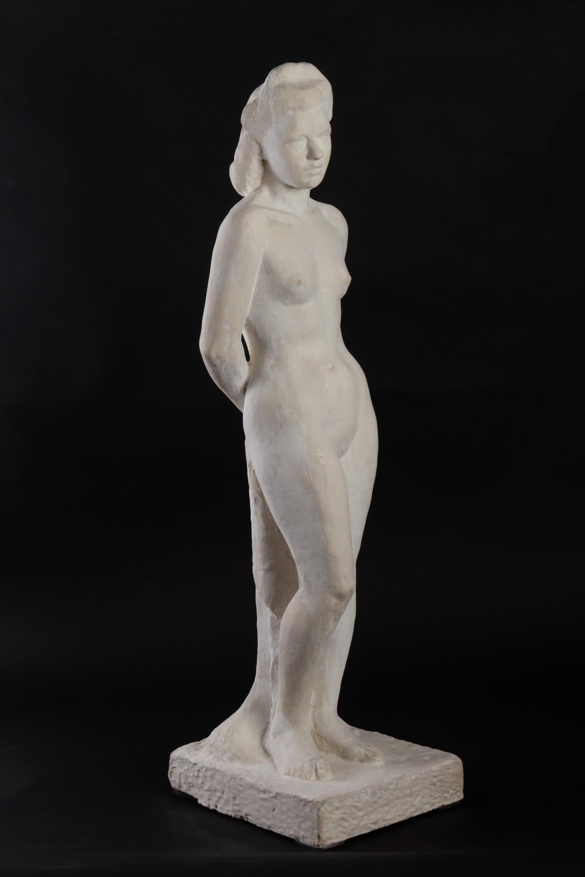 Plaster sculpture, woman standing, Raymond Espinasse (1897-1985) workshop, France.
Measure: Height 33.4 inches.