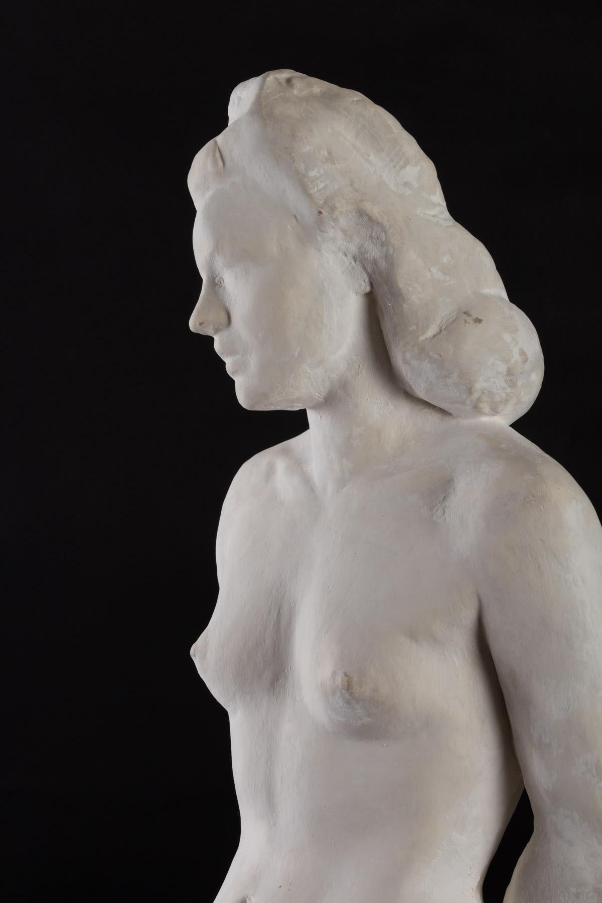 1940s Plaster Sculpture from R. Espinasse, Woman Standing In Good Condition In Saint-Ouen, FR