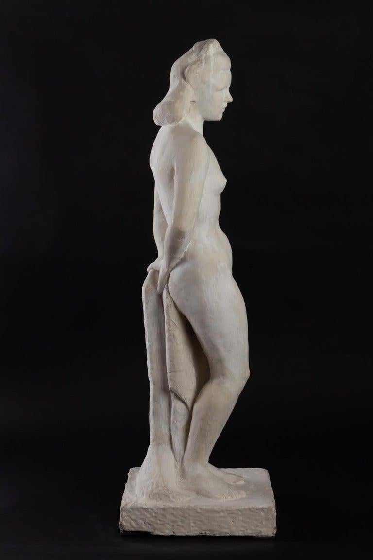 Intonaco Scultura in gesso del 1940 di R. Espinasse, Donna in piedi in vendita