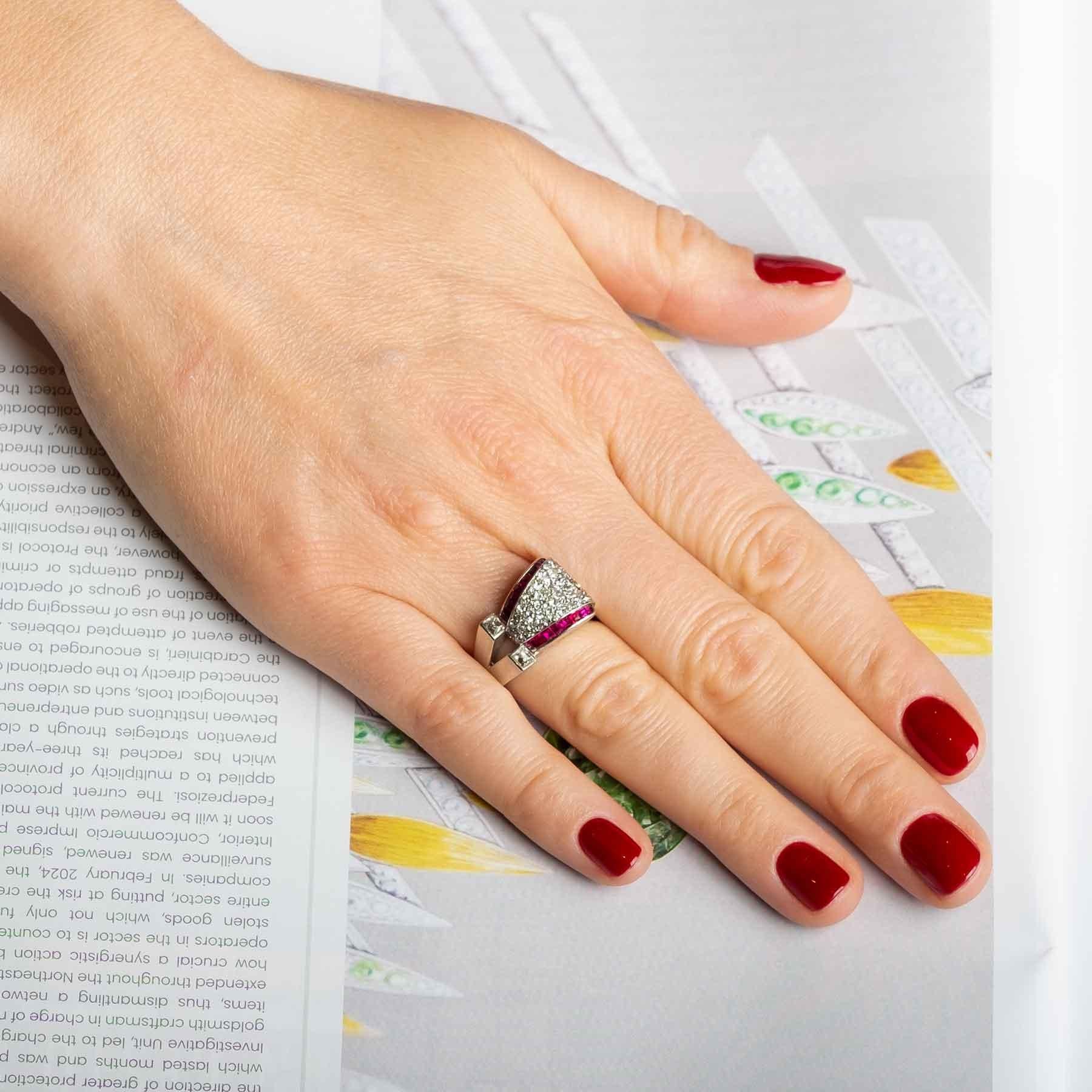 Taglio rotondo Anello a ponte in platino del 1940 con rubini e diamanti in vendita