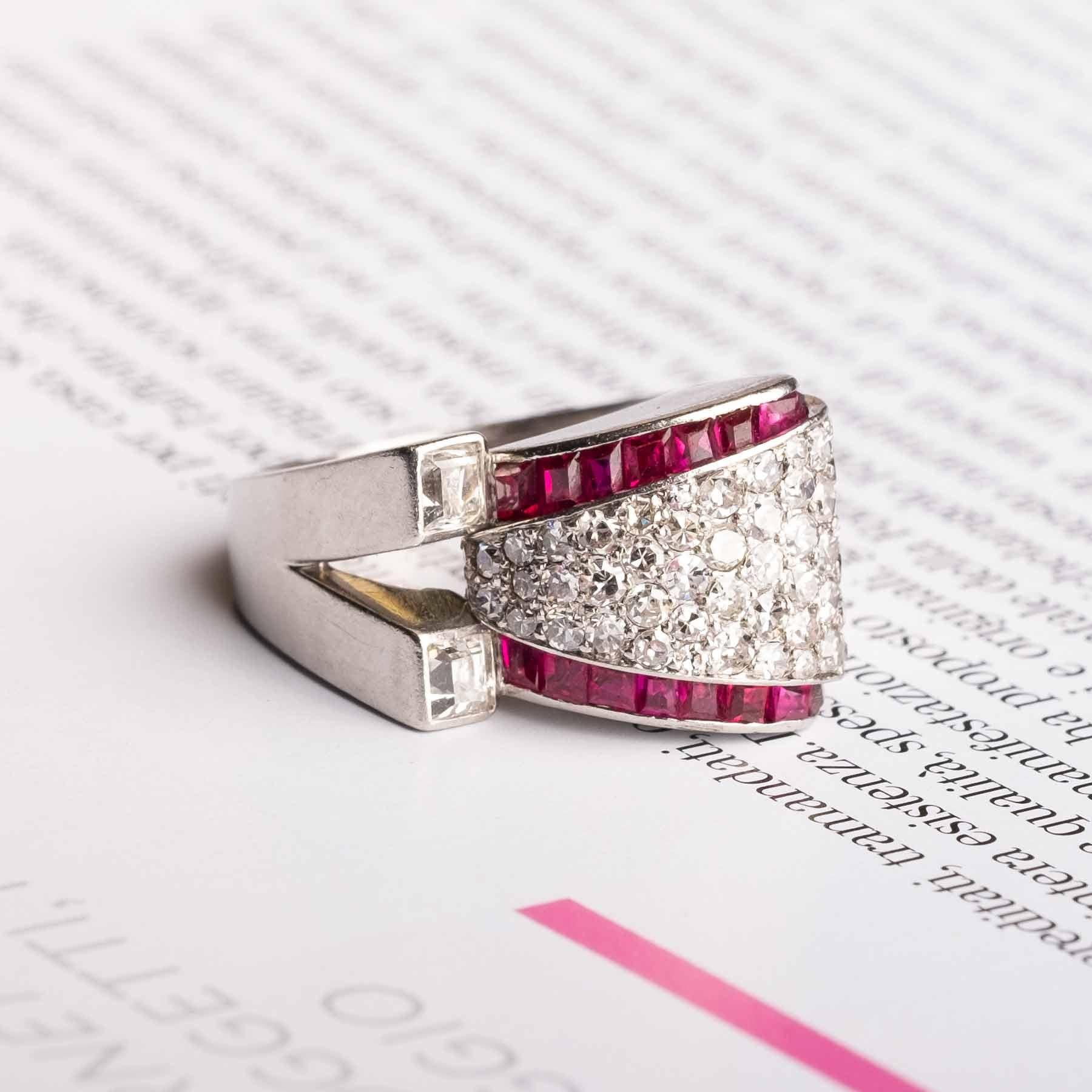 Anello a ponte in platino del 1940 con rubini e diamanti In condizioni buone in vendita a Milano, MI