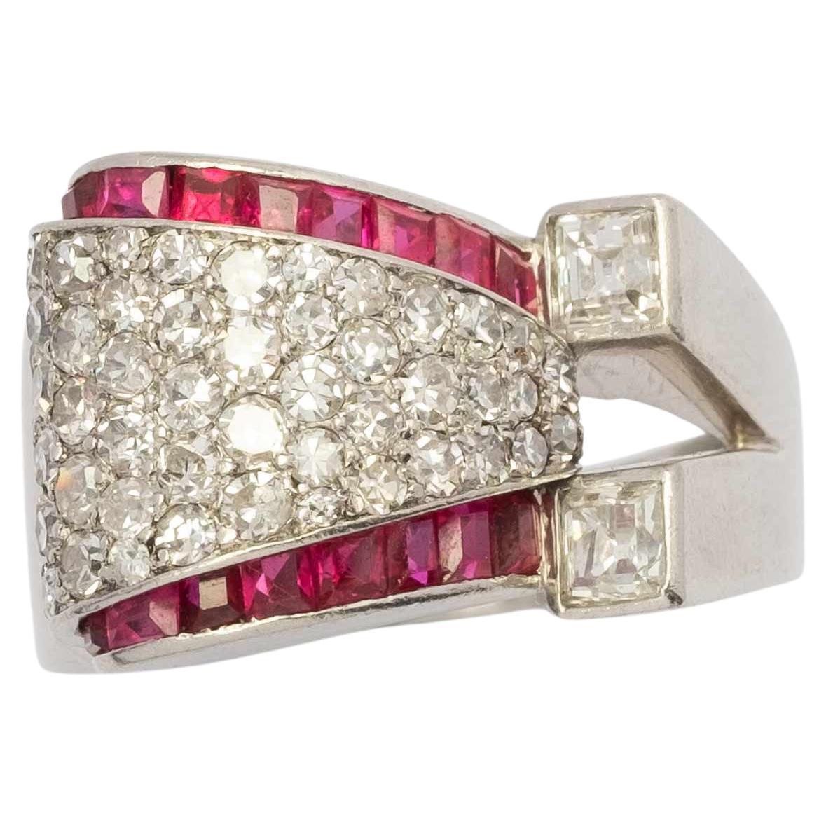 Anello a ponte in platino del 1940 con rubini e diamanti in vendita