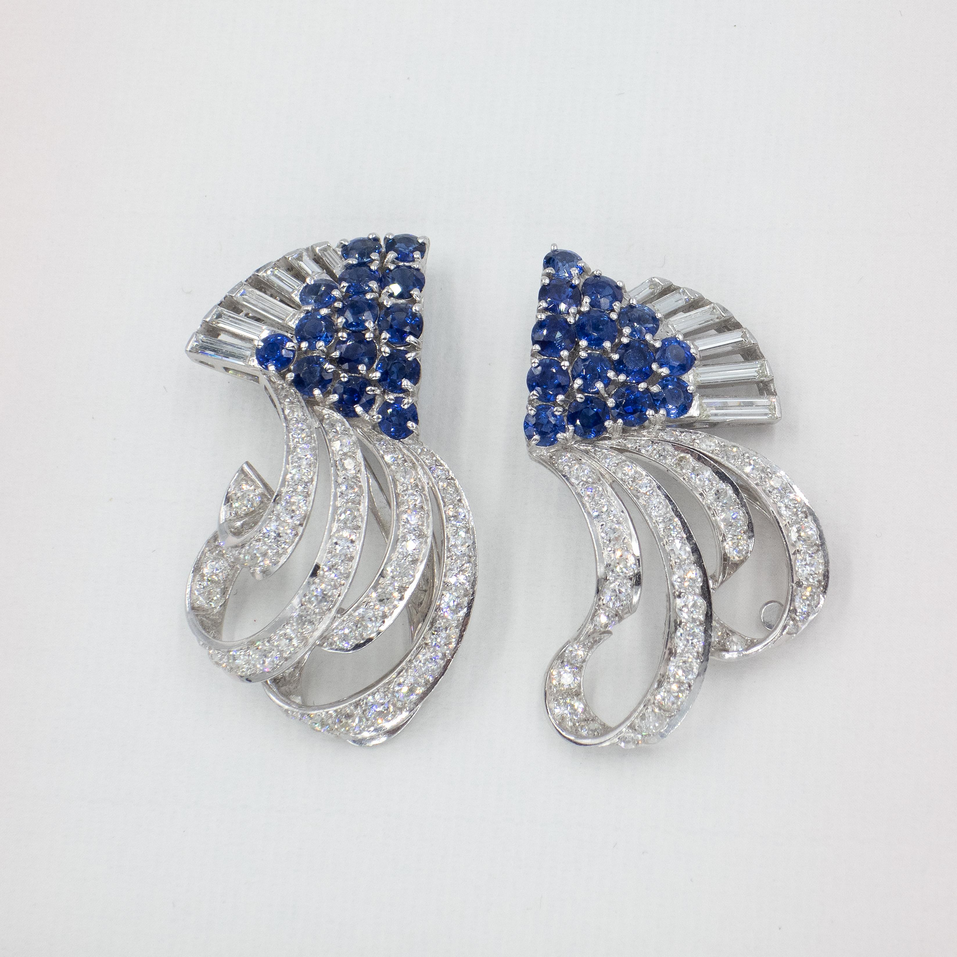 1940er Jahre Platin Diamant und Saphir Duette Brosche (Rundschliff) im Angebot