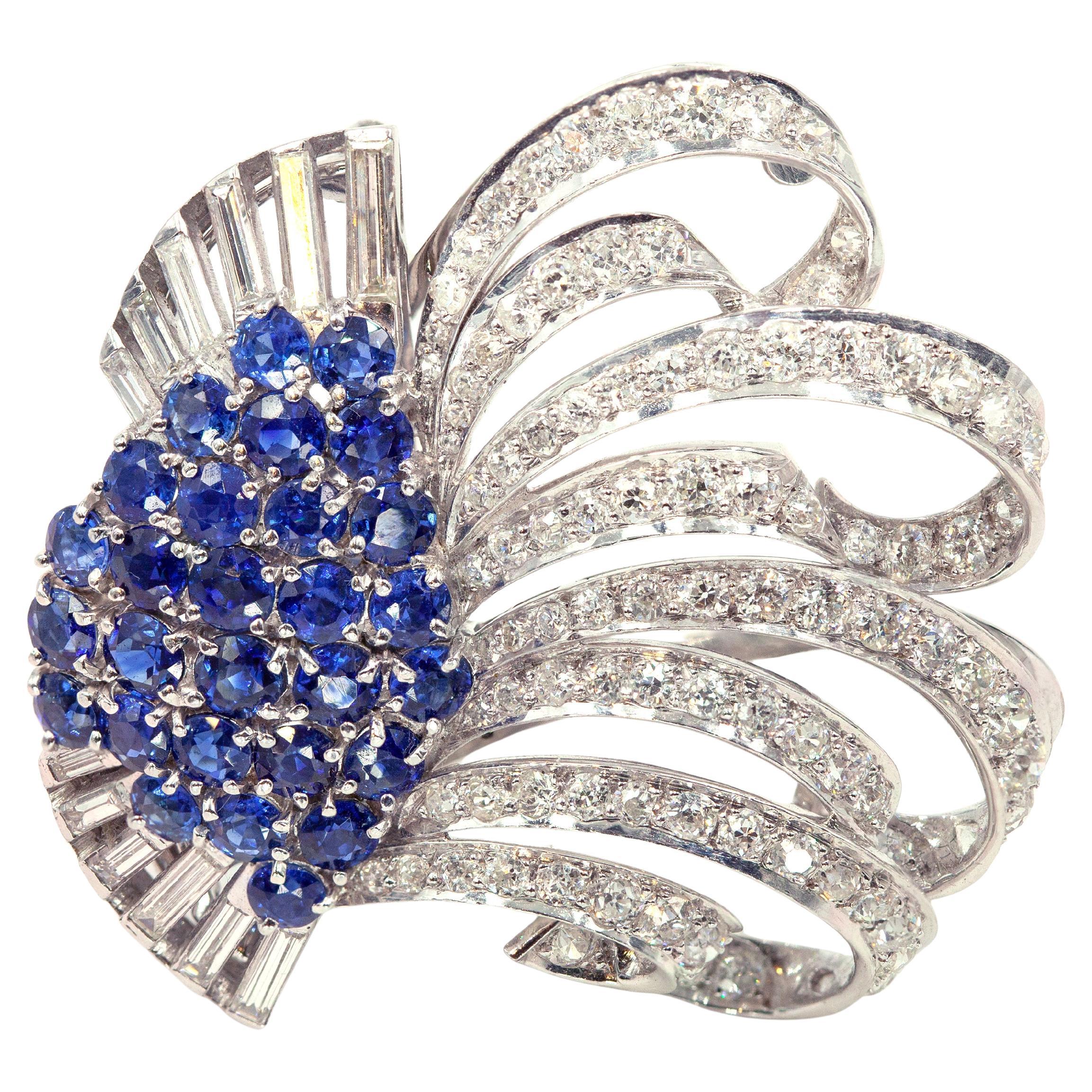 Spilla Duette in platino con diamanti e zaffiri degli anni
40