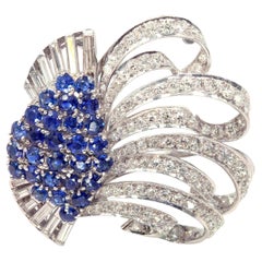 Spilla Duette in platino con diamanti e zaffiri degli anni
40