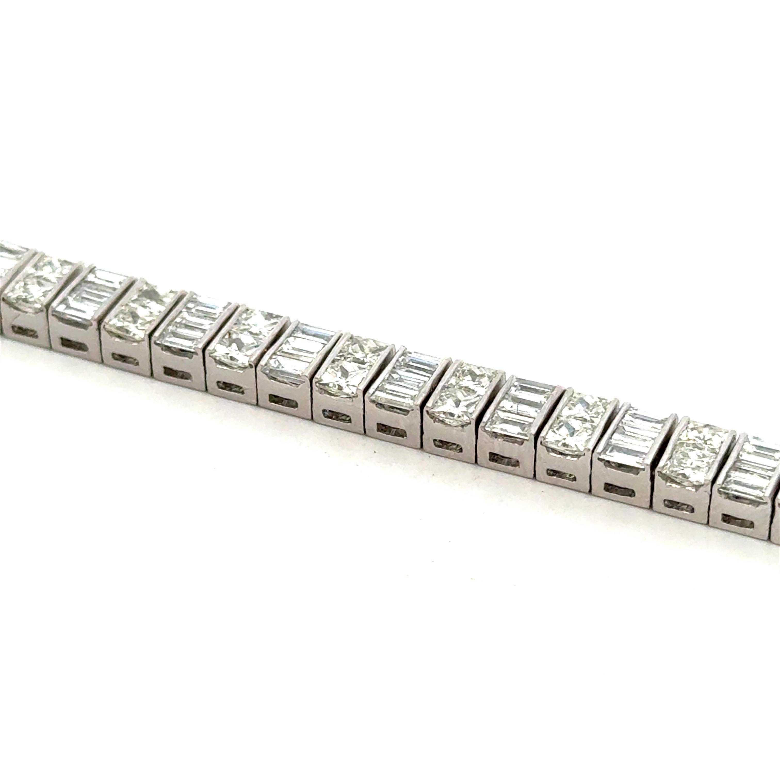 Lassen Sie sich mit diesem atemberaubenden Platin-Diamantarmband in die Eleganz der 1940er Jahre zurückversetzen, die vom Art déco inspiriert waren. Dieses handgefertigte Schmuckstück in zeitlosem geometrischem Design zeichnet sich durch eine