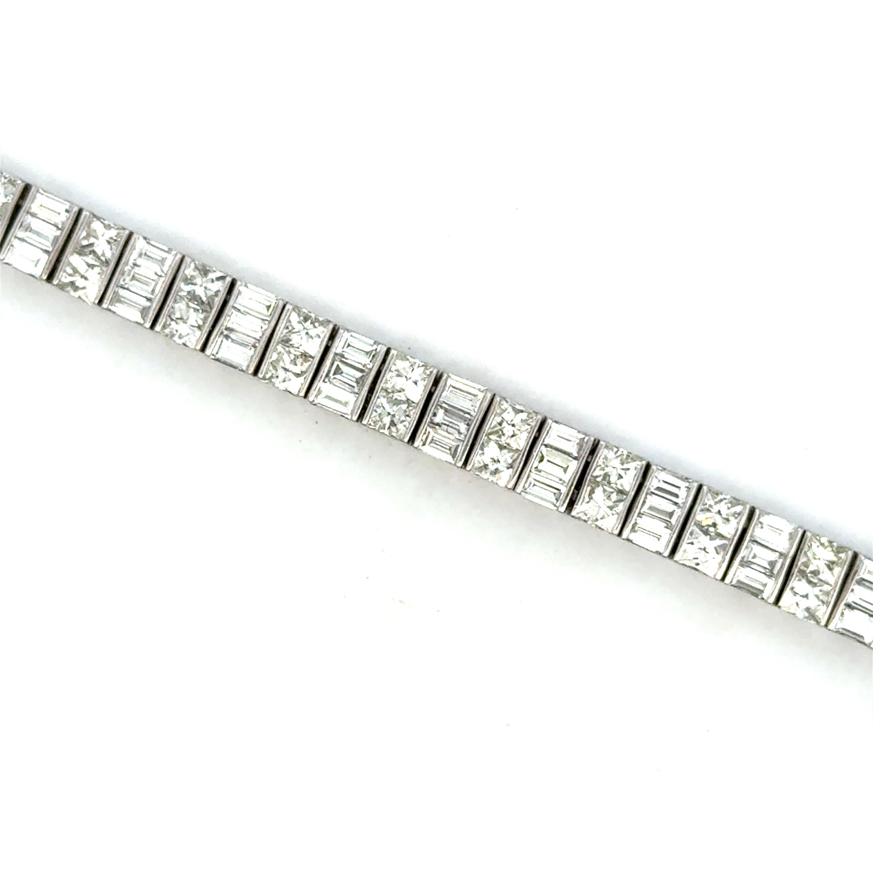 1940er Jahre Platin Französisch Cut & Baguette Diamant-Tennis-Armband 10 Karat 34 Gramm (Französischer Schliff) im Angebot