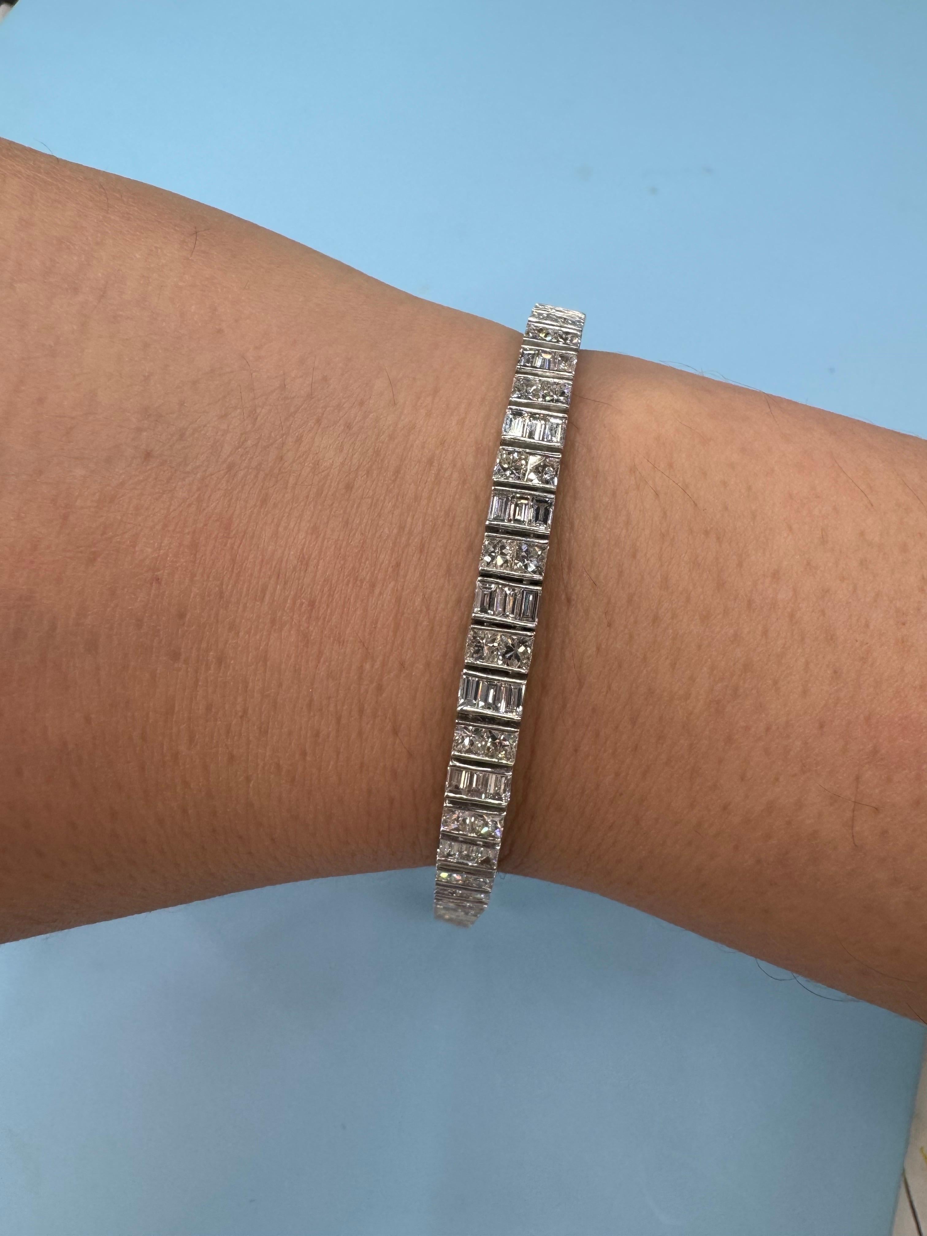 1940er Jahre Platin Französisch Cut & Baguette Diamant-Tennis-Armband 10 Karat 34 Gramm im Angebot 3