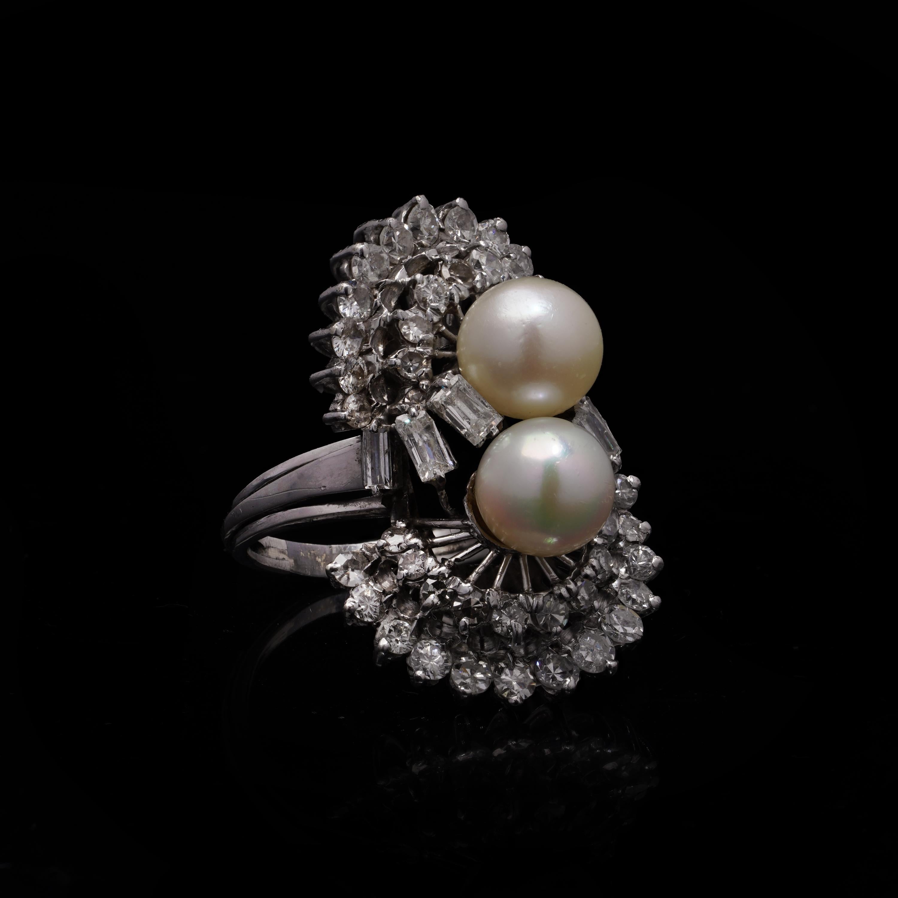 Art Déco Anello doppio a grappolo da donna in platino degli anni '40 con perle d'acqua dolce e diamanti in vendita