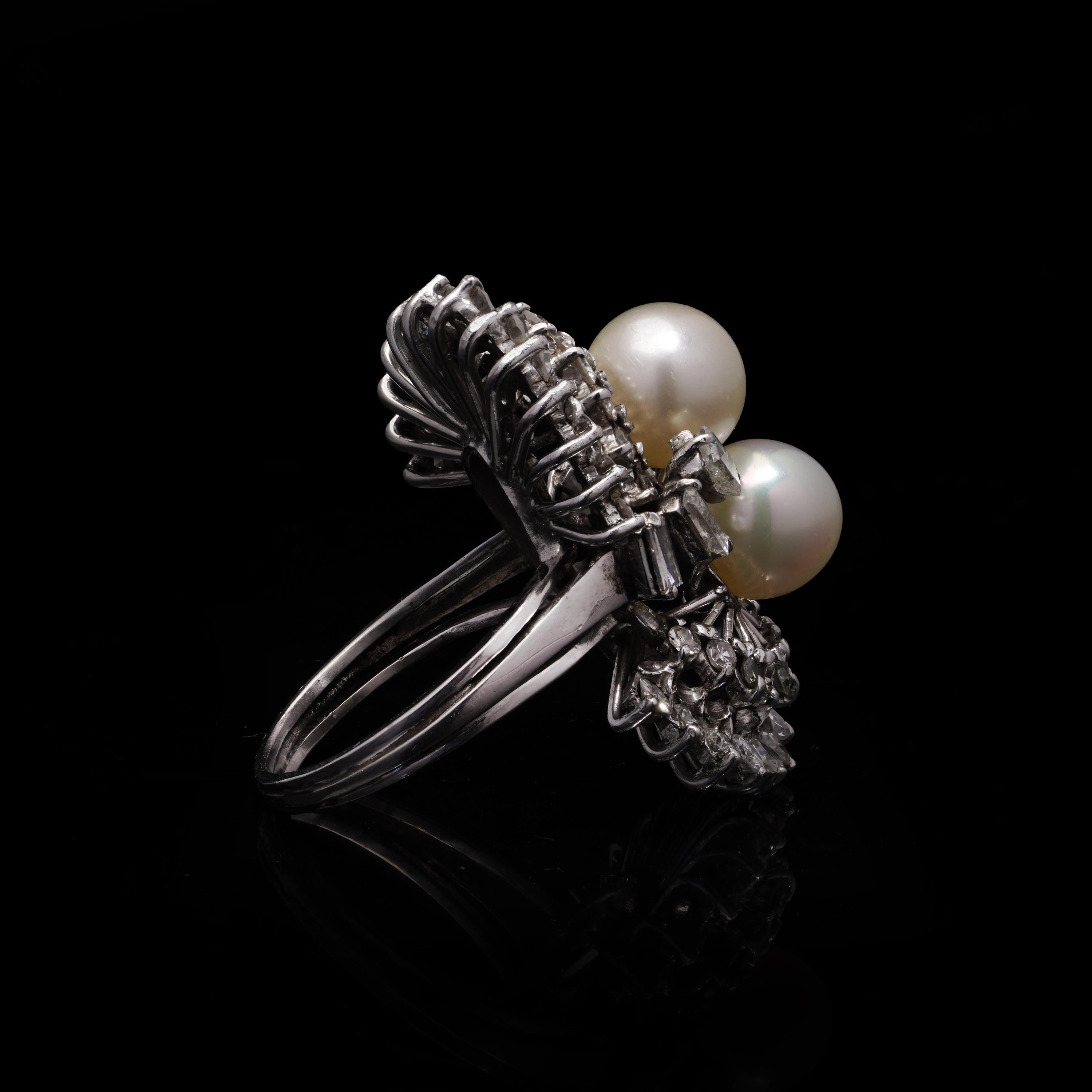Taglio rotondo Anello doppio a grappolo da donna in platino degli anni '40 con perle d'acqua dolce e diamanti in vendita